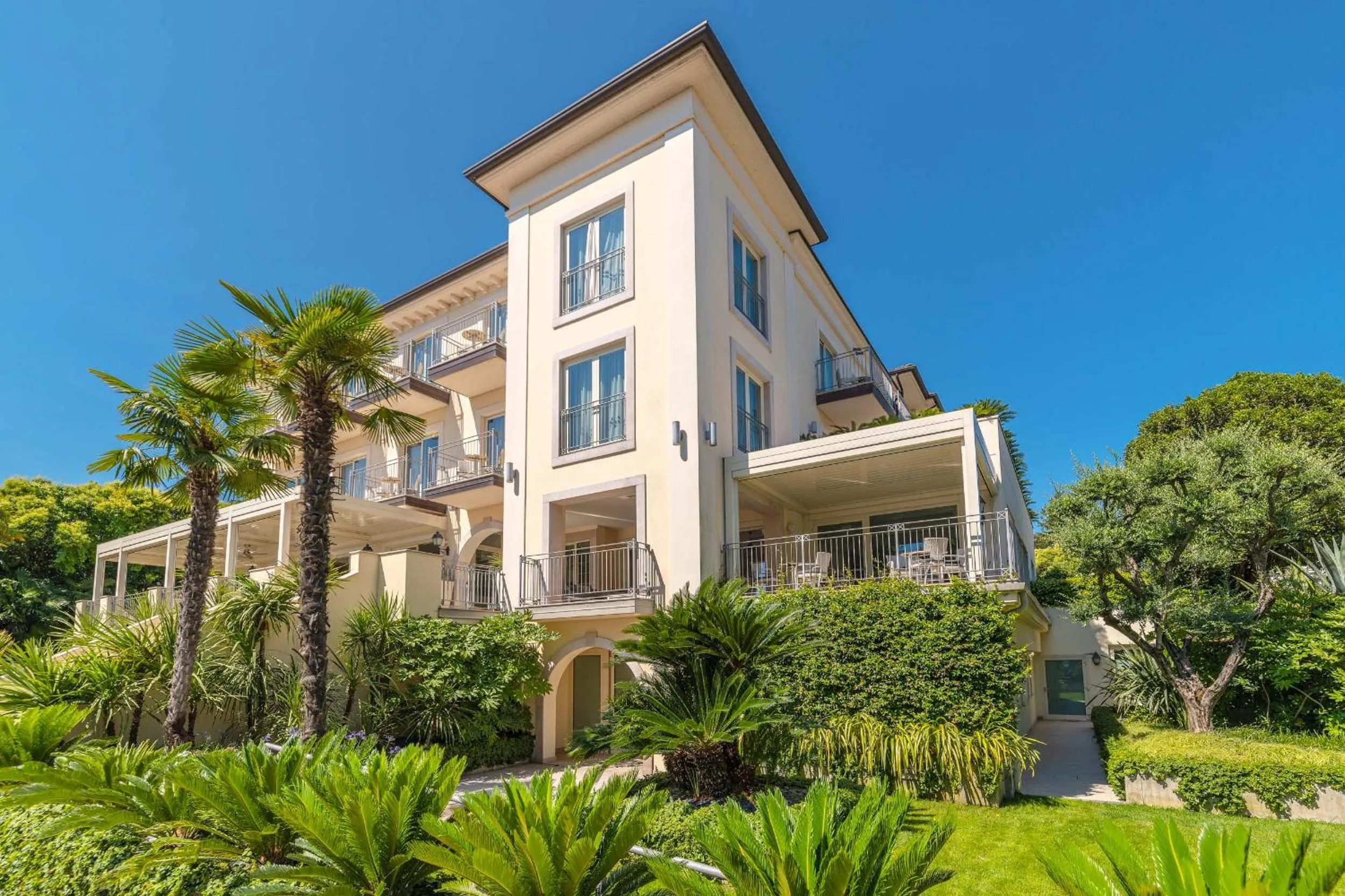 Property building in Villa Rosa Hotel Desenzano