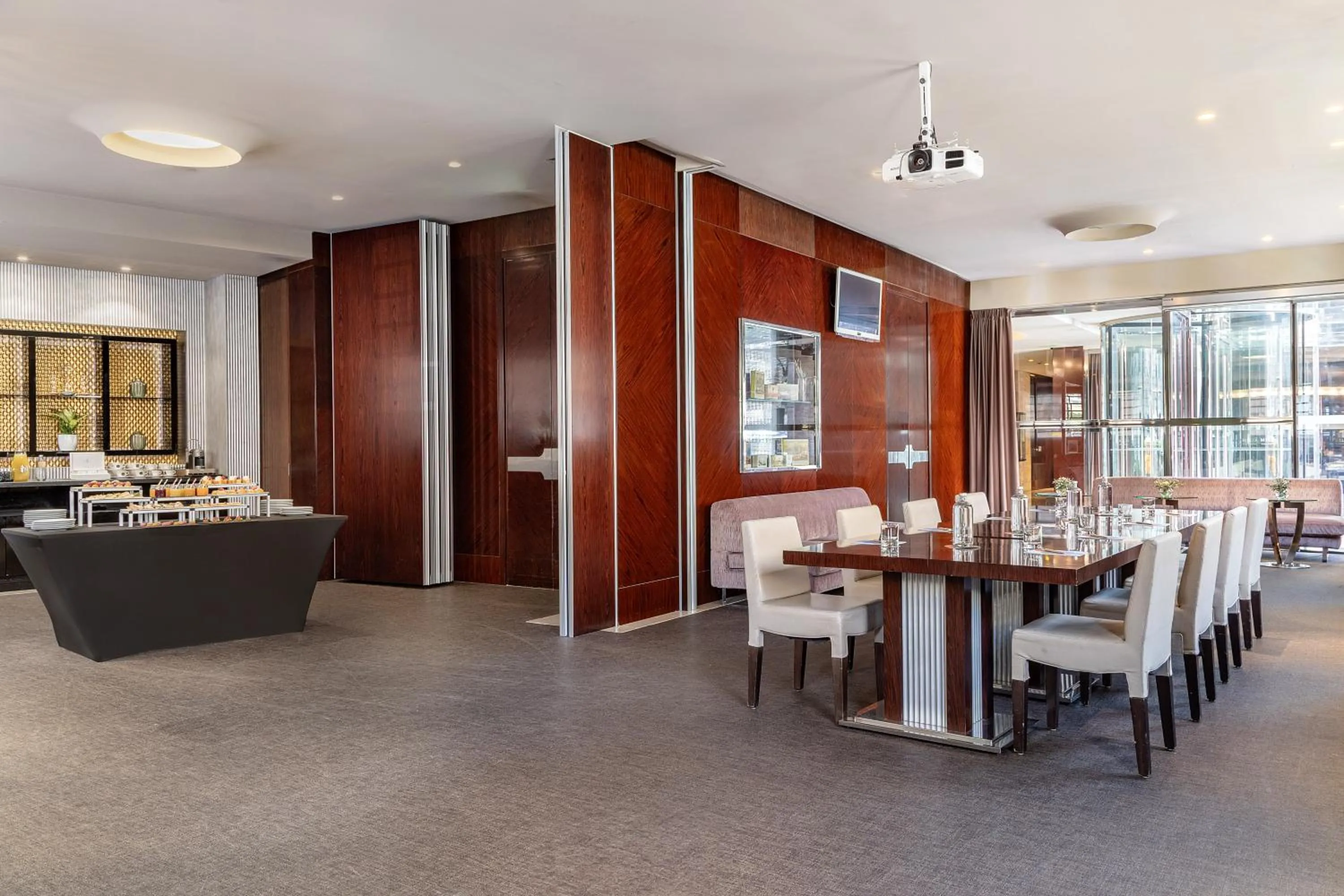 Restaurant/places to eat in Meliá Genova