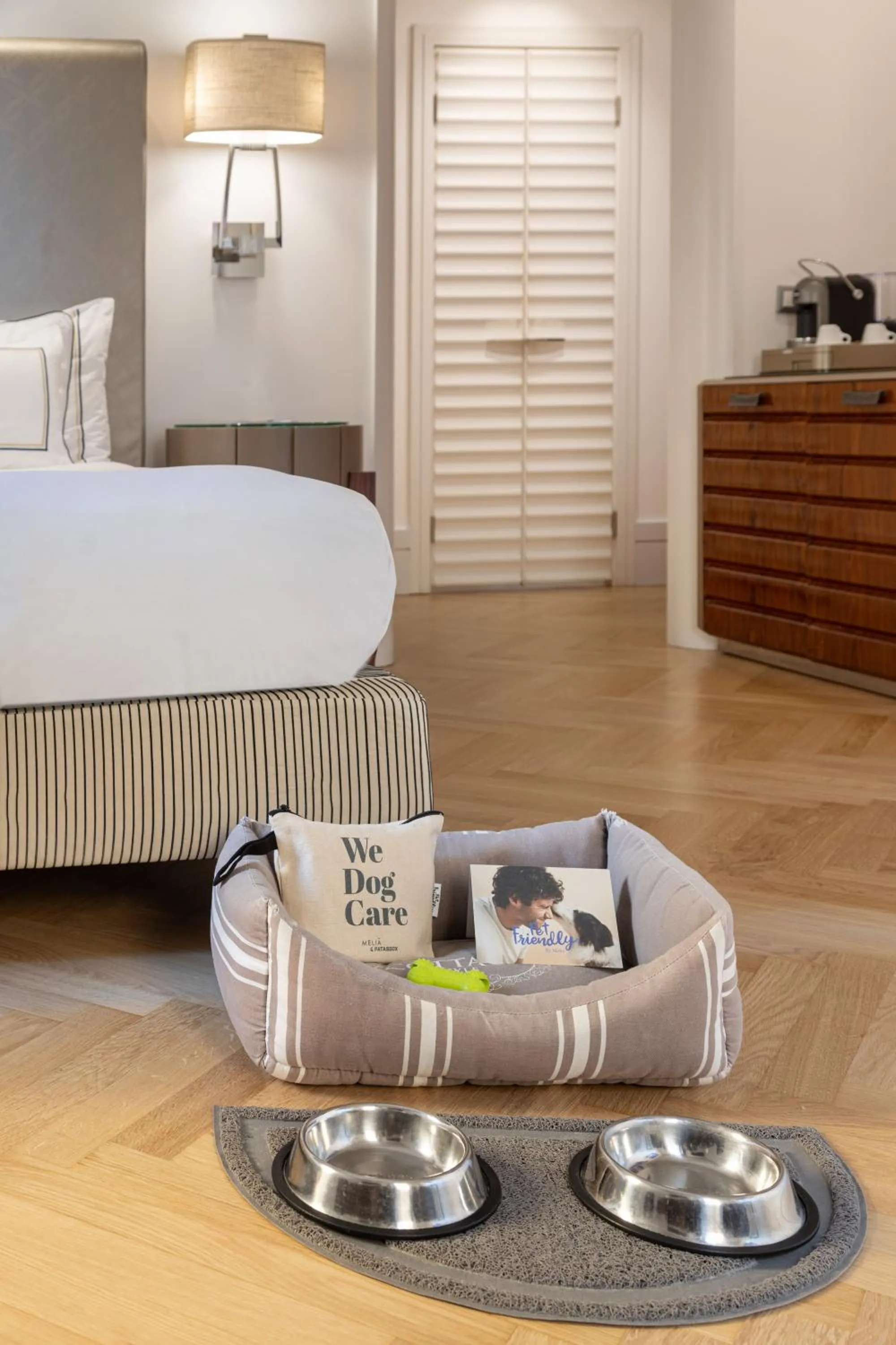 Photo of the whole room, Bed in Meliá Genova