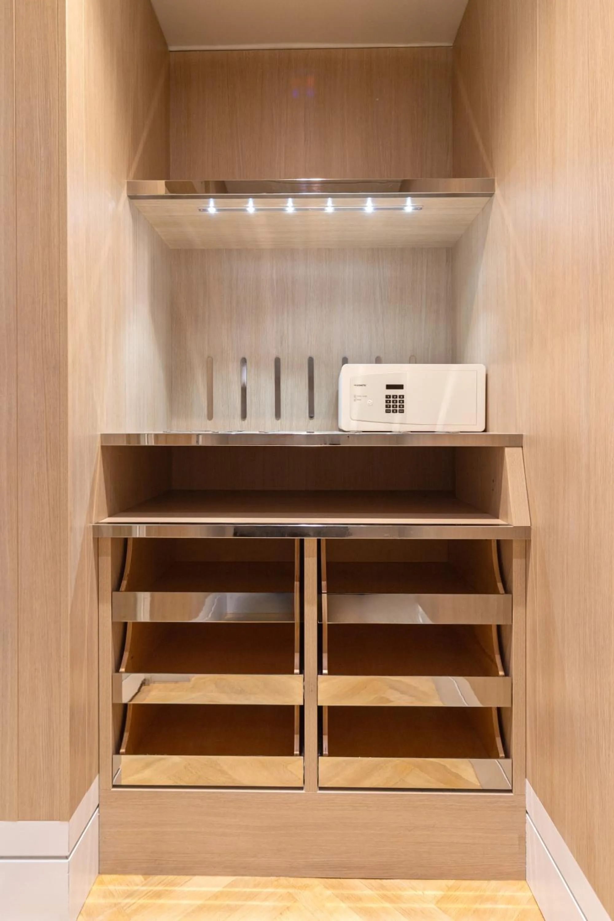 wardrobe in Meliá Genova