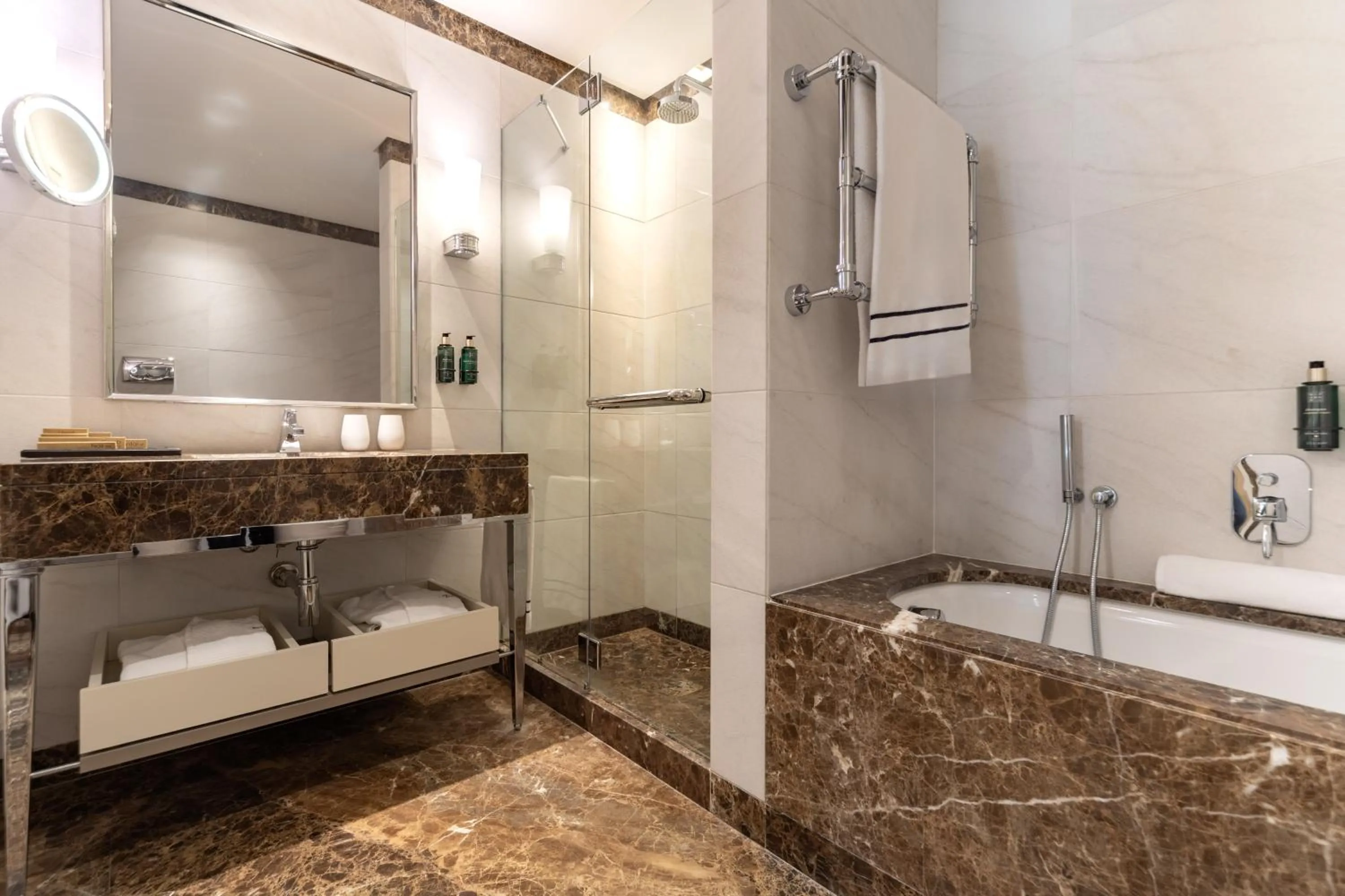 Shower in Meliá Genova