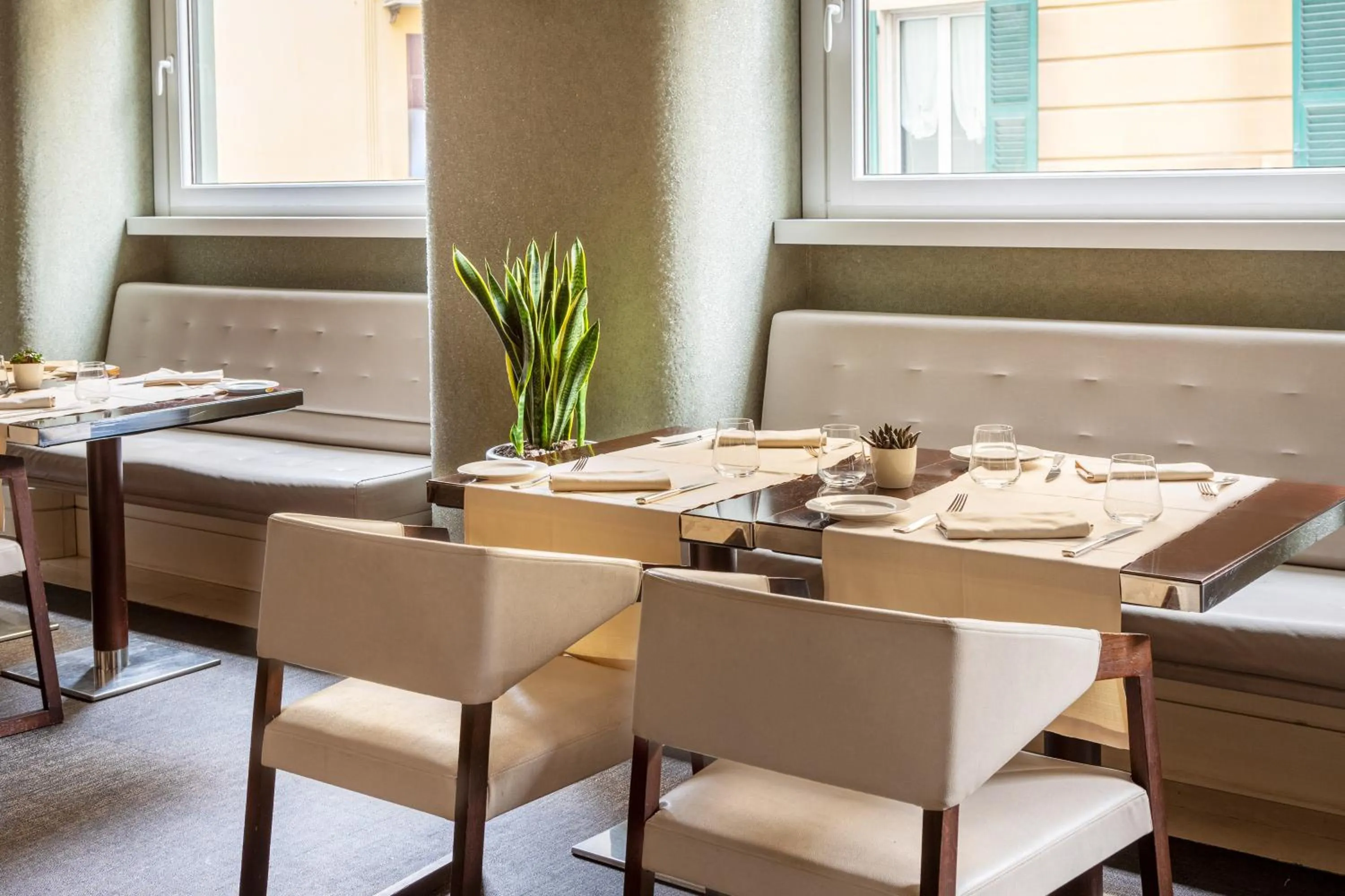 Restaurant/places to eat in Meliá Genova