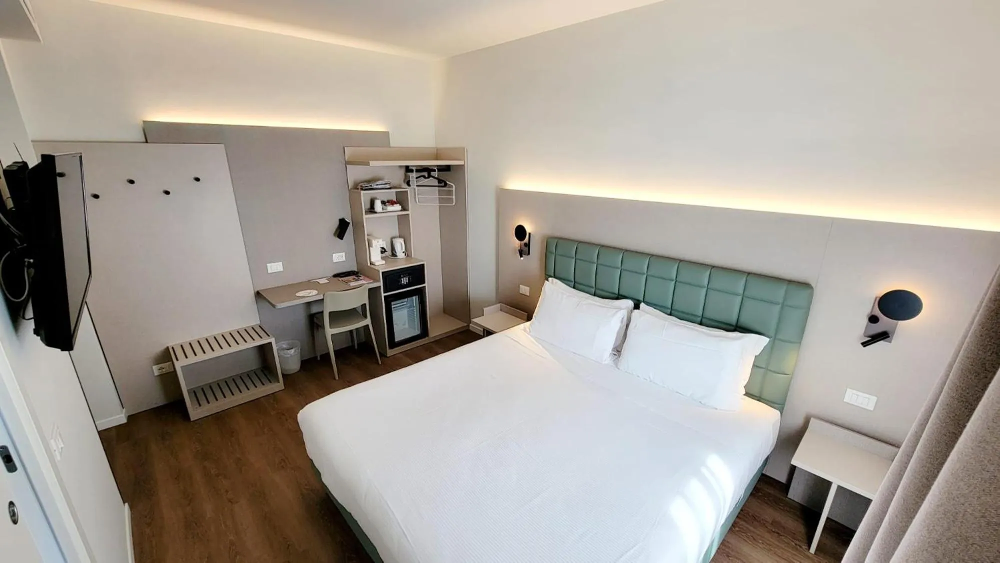 Photo of the whole room, Bed in Hotel Aurora Duino