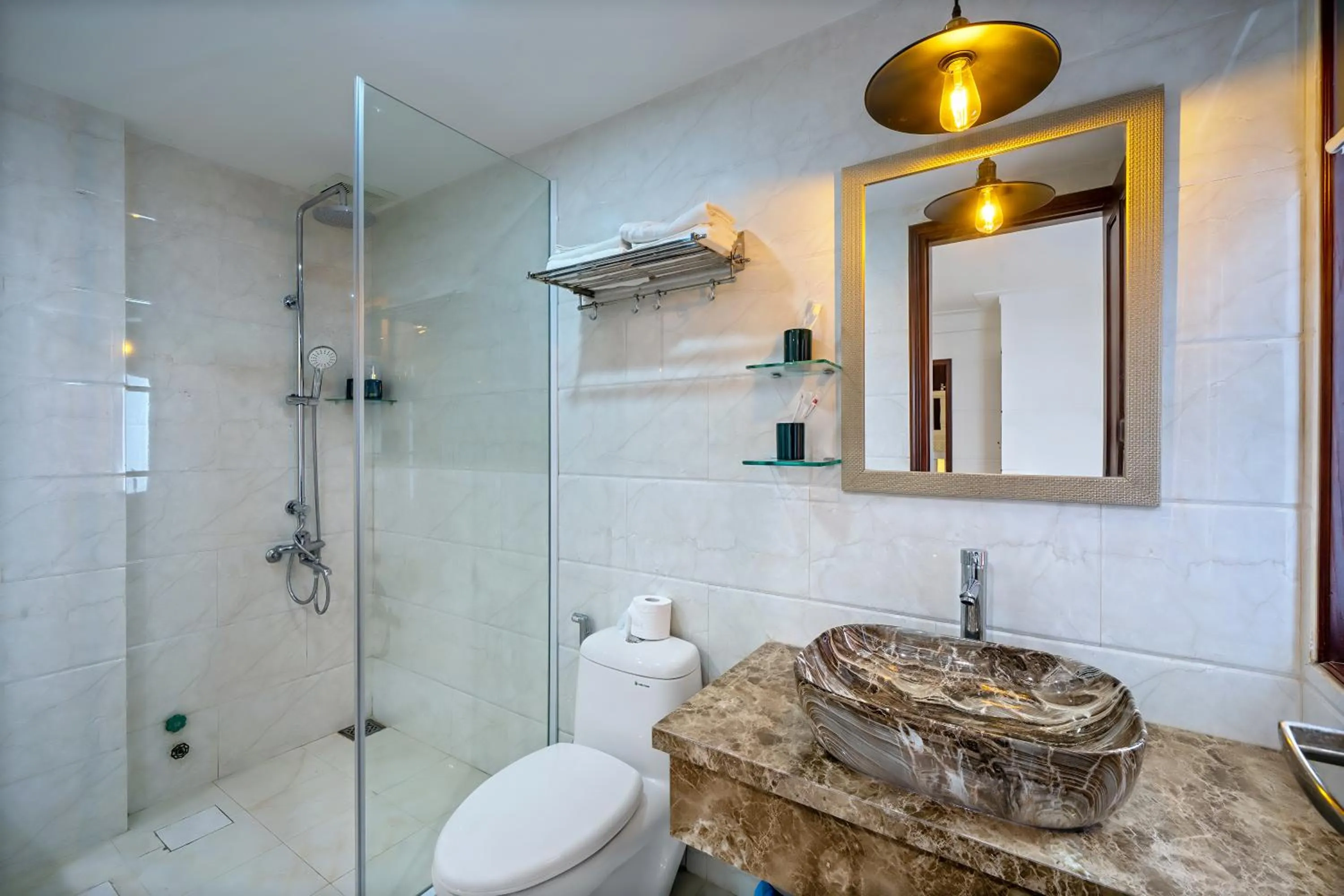 Bathroom in 1 Stop Dory Hotel