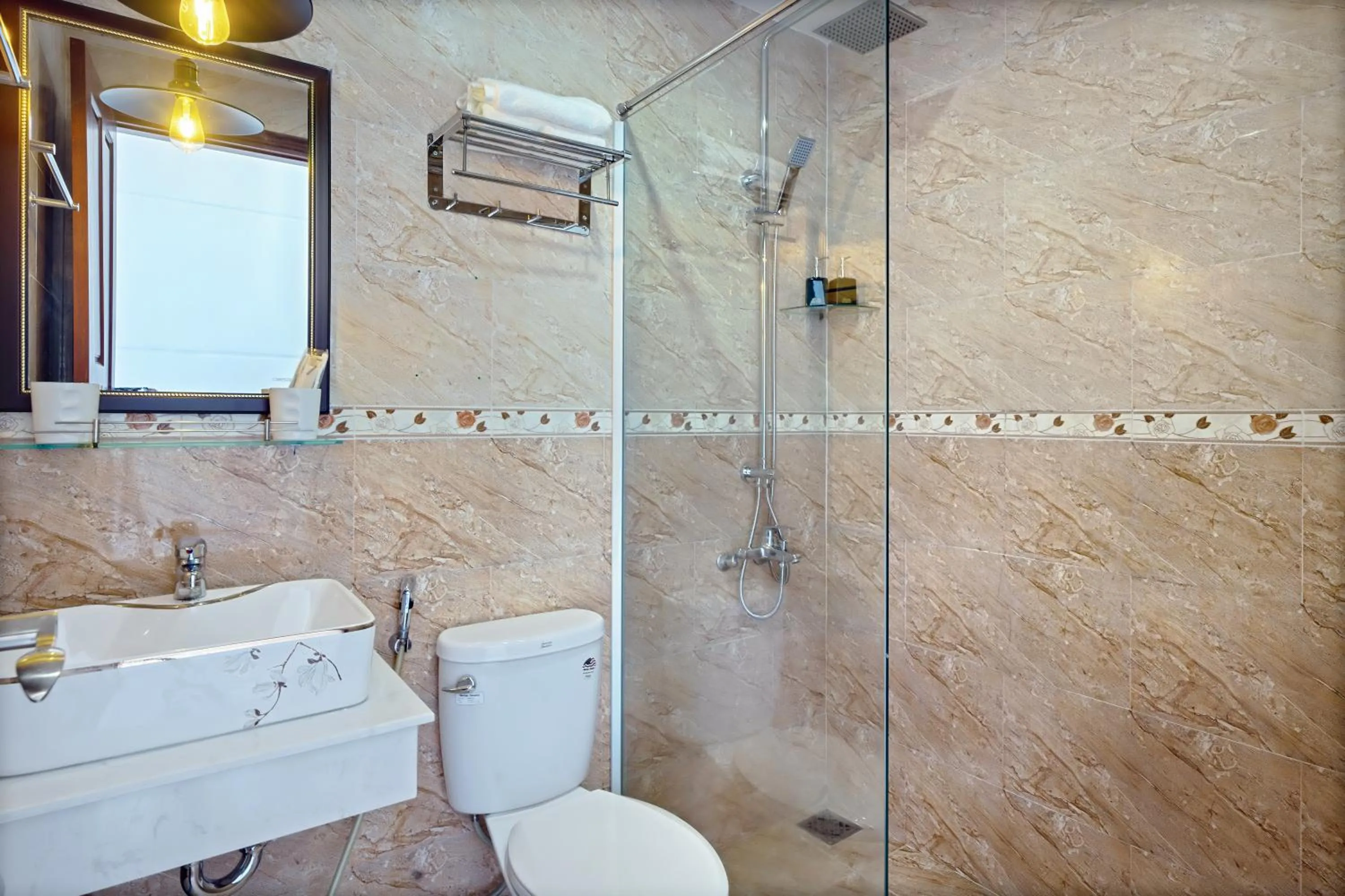 Bathroom in 1 Stop Dory Hotel