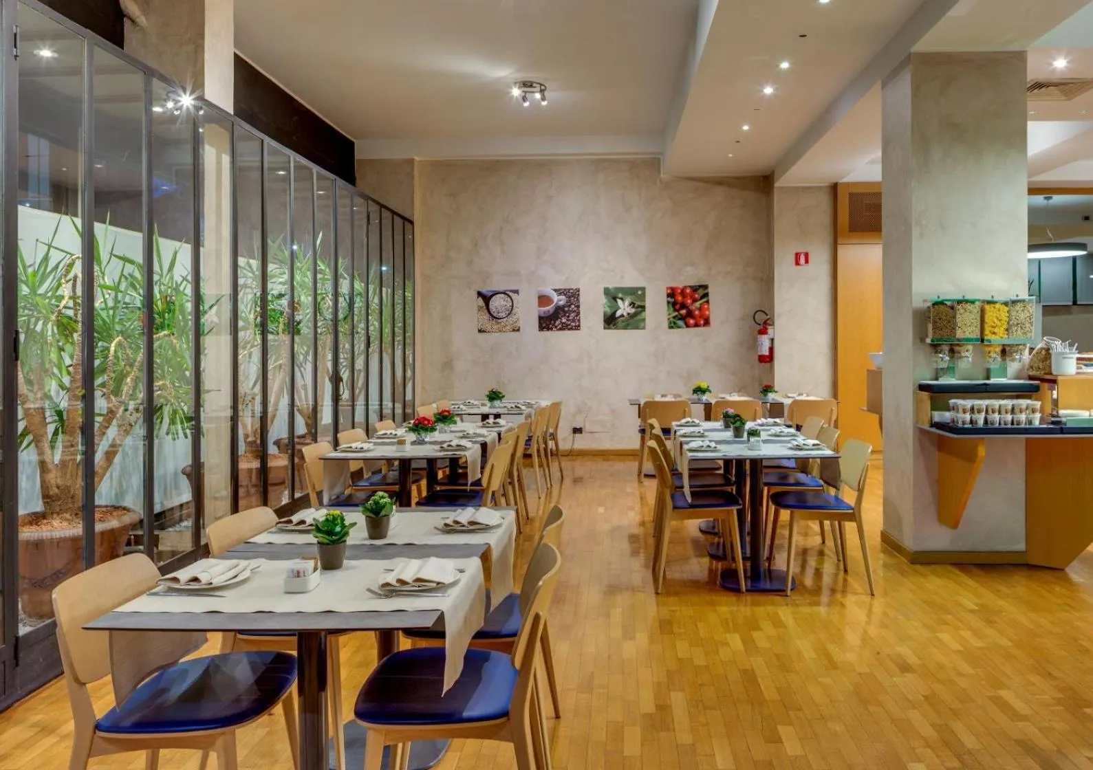 Restaurant/places to eat in Hotel Raffaello