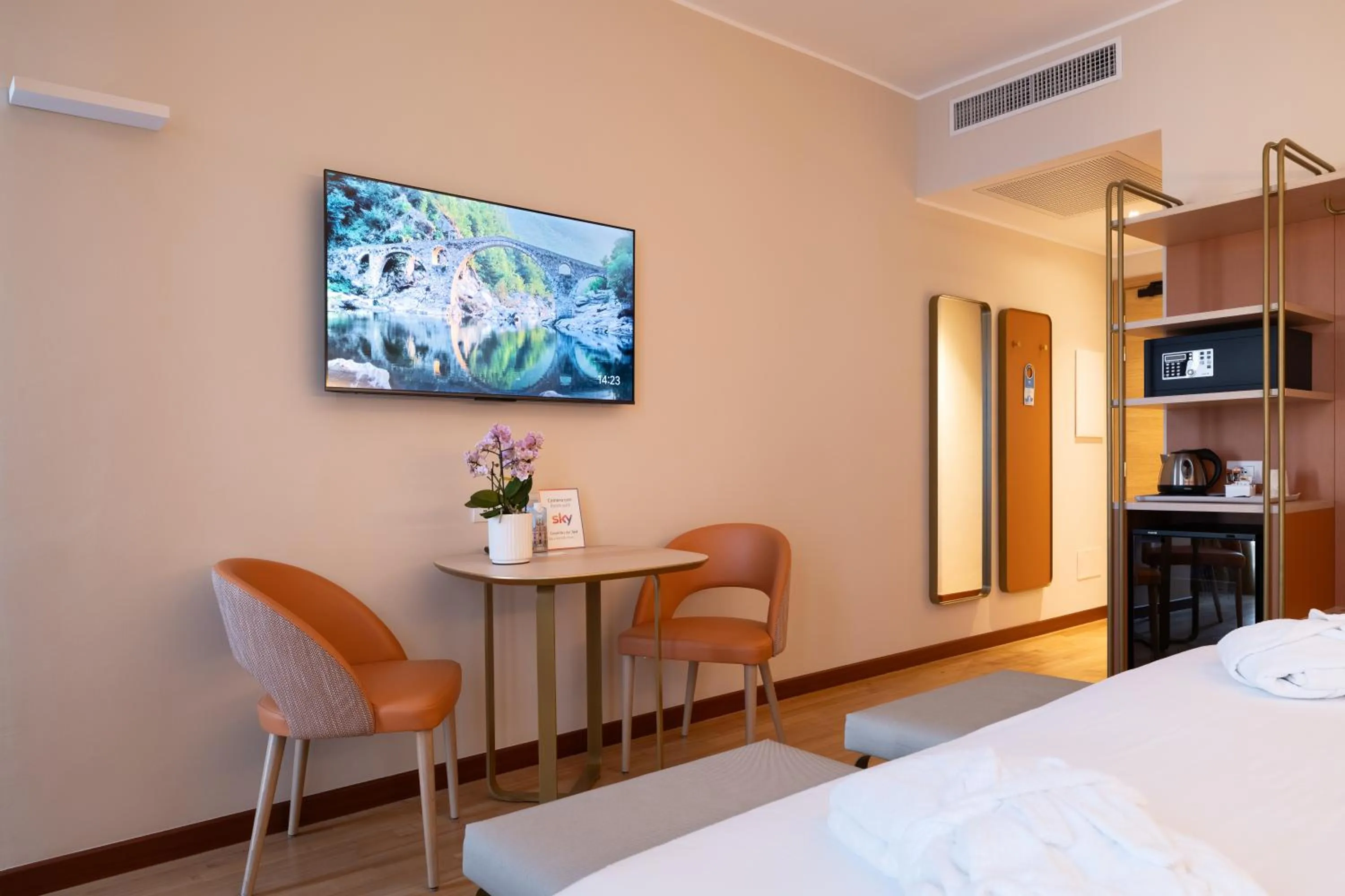 Communal lounge/ TV room, Bed in Hotel Raffaello