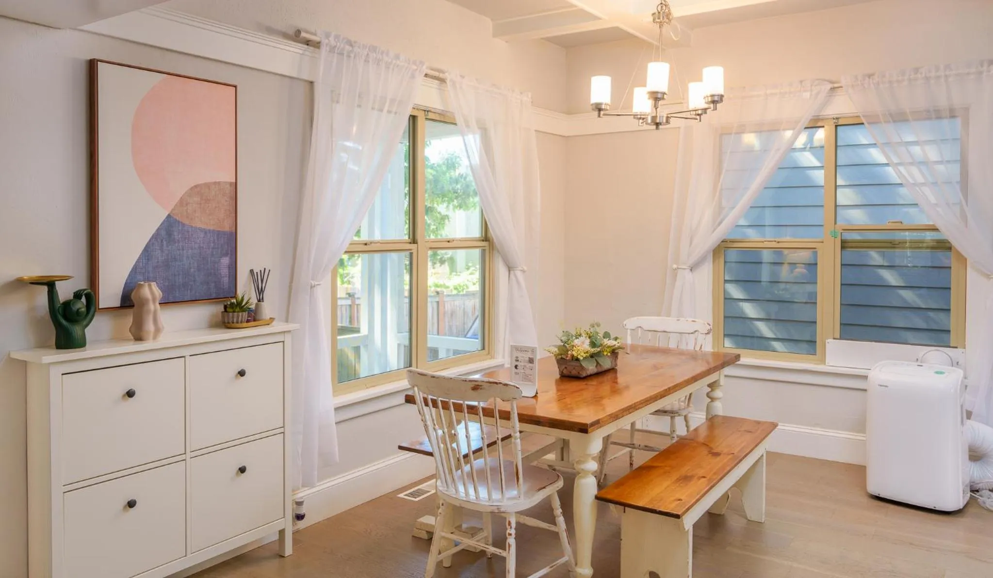 Seating area in Upgraded Home with 5 BR 4 Bath 4 FREE gated parking space, Family,EV,RV friendly