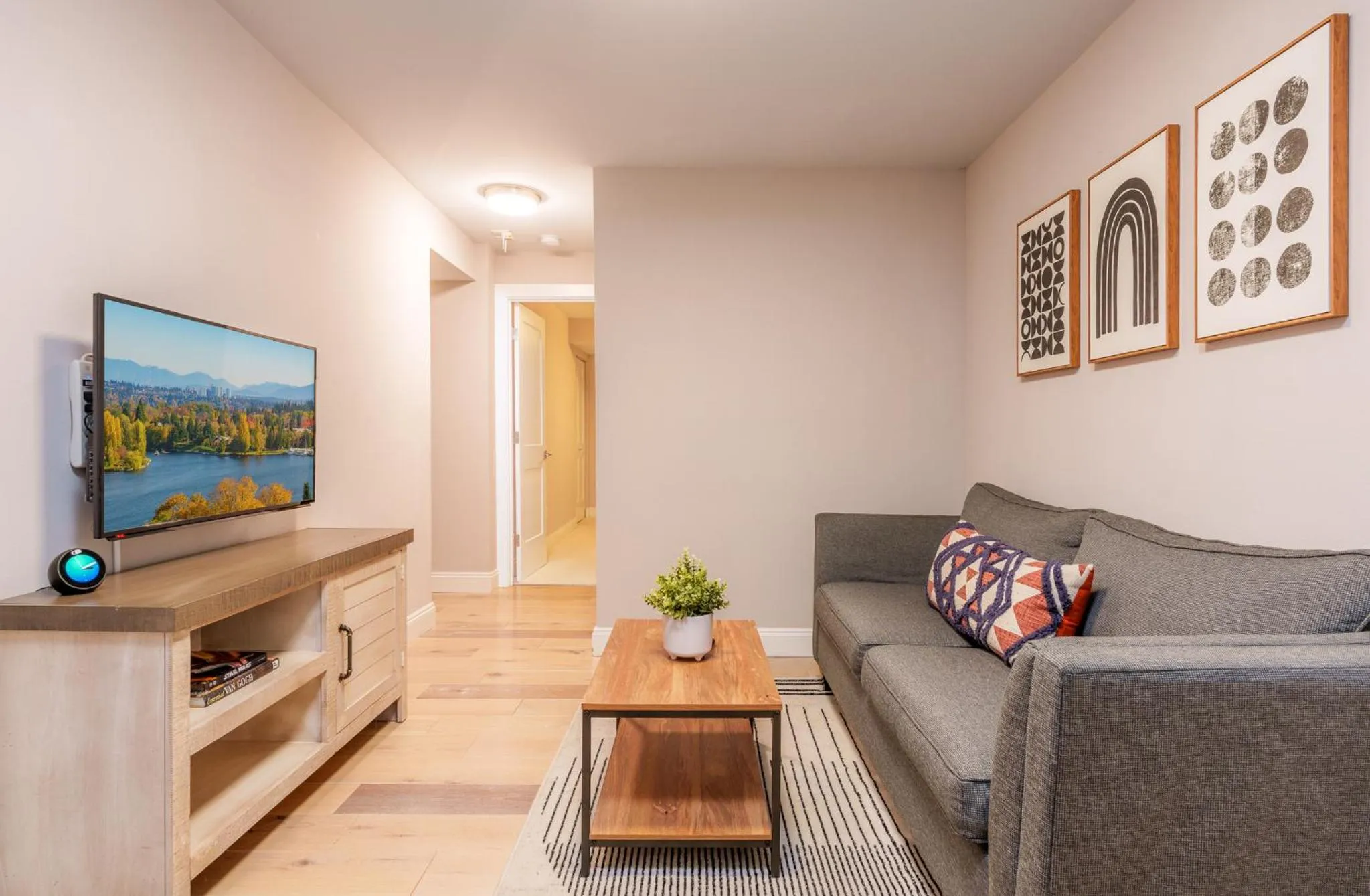 TV and multimedia in Upgraded Home with 5 BR 4 Bath 4 FREE gated parking space, Family,EV,RV friendly