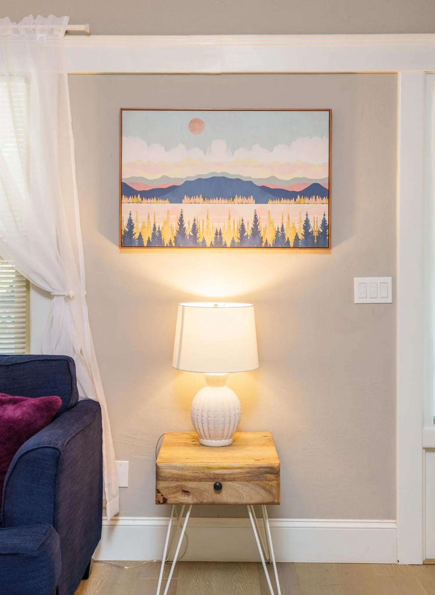 Living room in Upgraded Home with 5 BR 4 Bath 4 FREE gated parking space, Family,EV,RV friendly