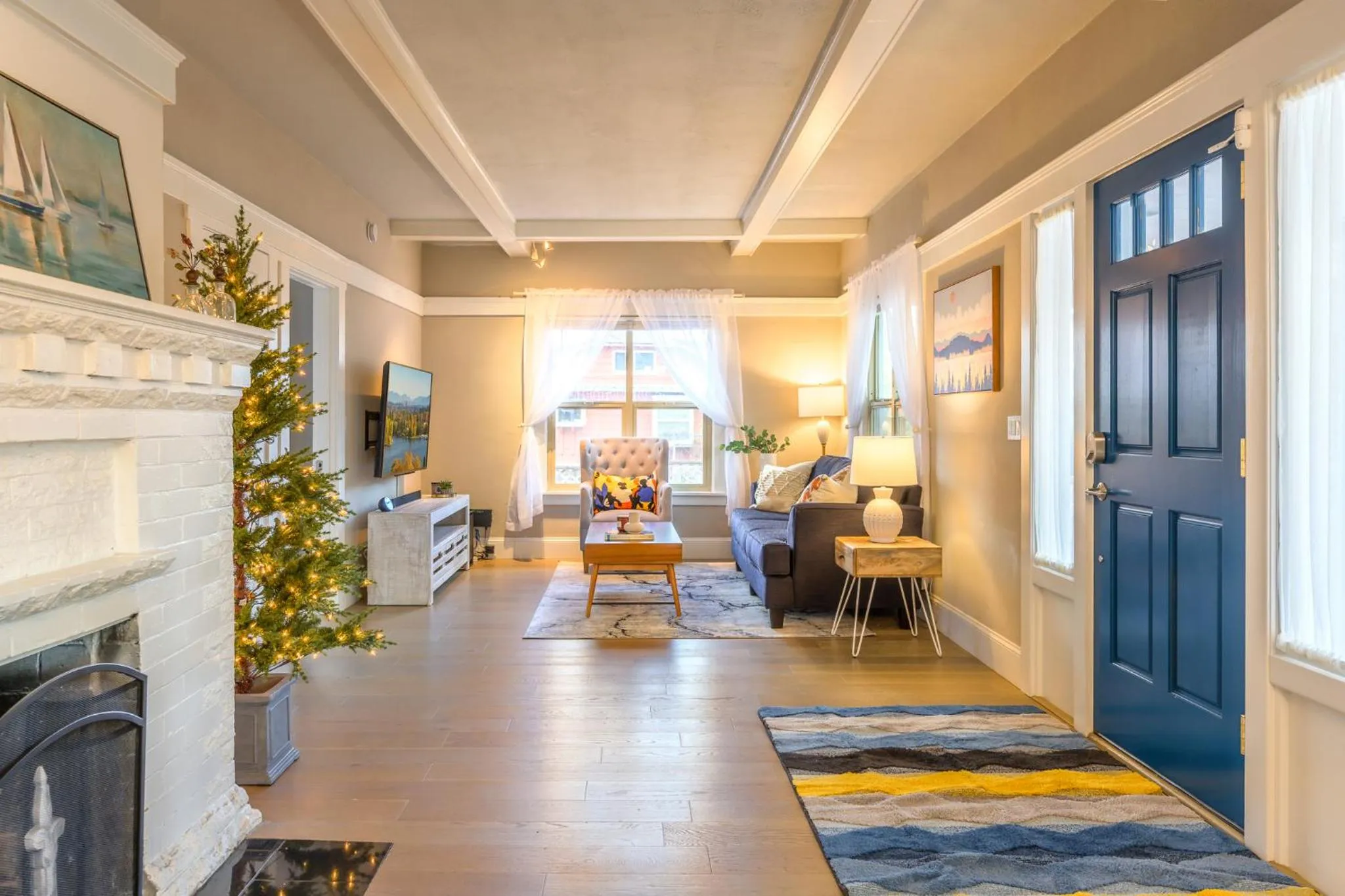 TV and multimedia in Upgraded Home with 5 BR 4 Bath 4 FREE gated parking space, Family,EV,RV friendly