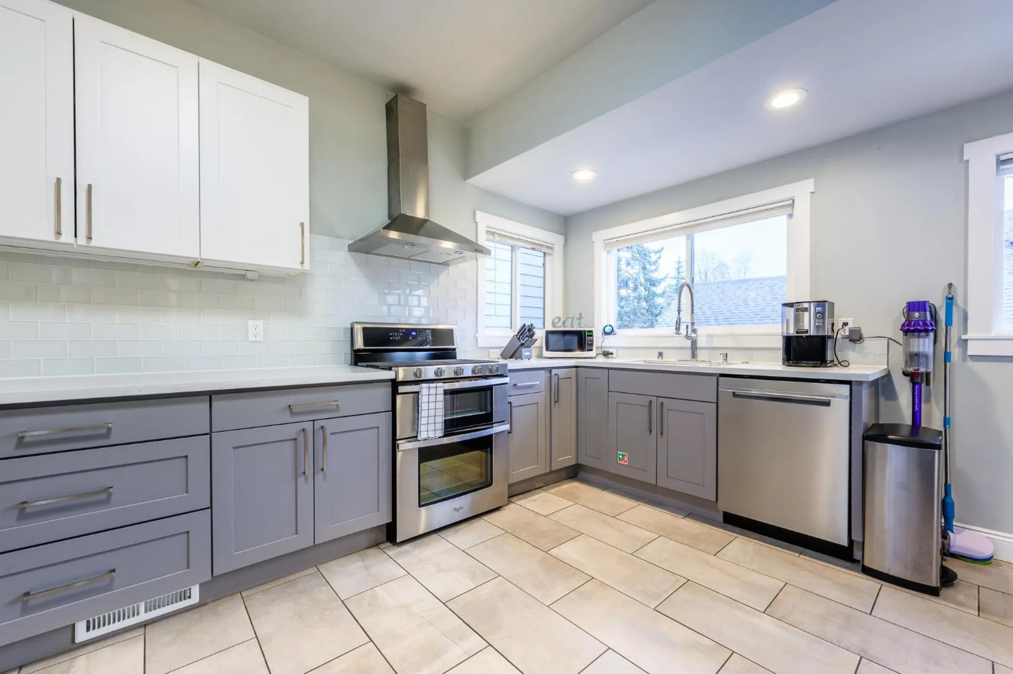 Coffee/tea facilities in Upgraded Home with 5 BR 4 Bath 4 FREE gated parking space, Family,EV,RV friendly