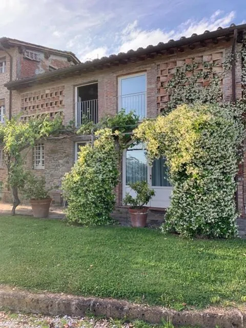 Facade/entrance in Relais Del Lago