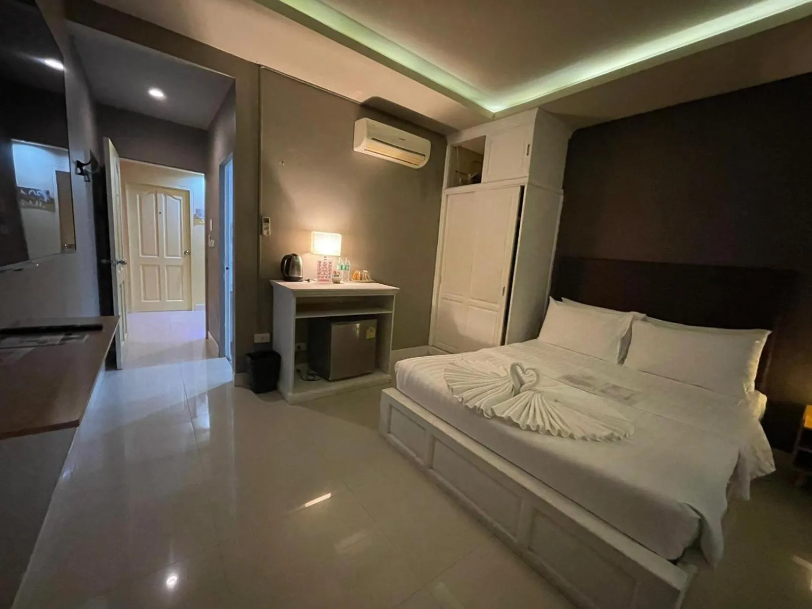 Photo of the whole room, Bed in Lenny's Koh Samui