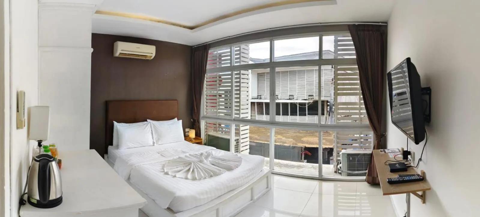 Photo of the whole room, Bed in Lenny's Koh Samui