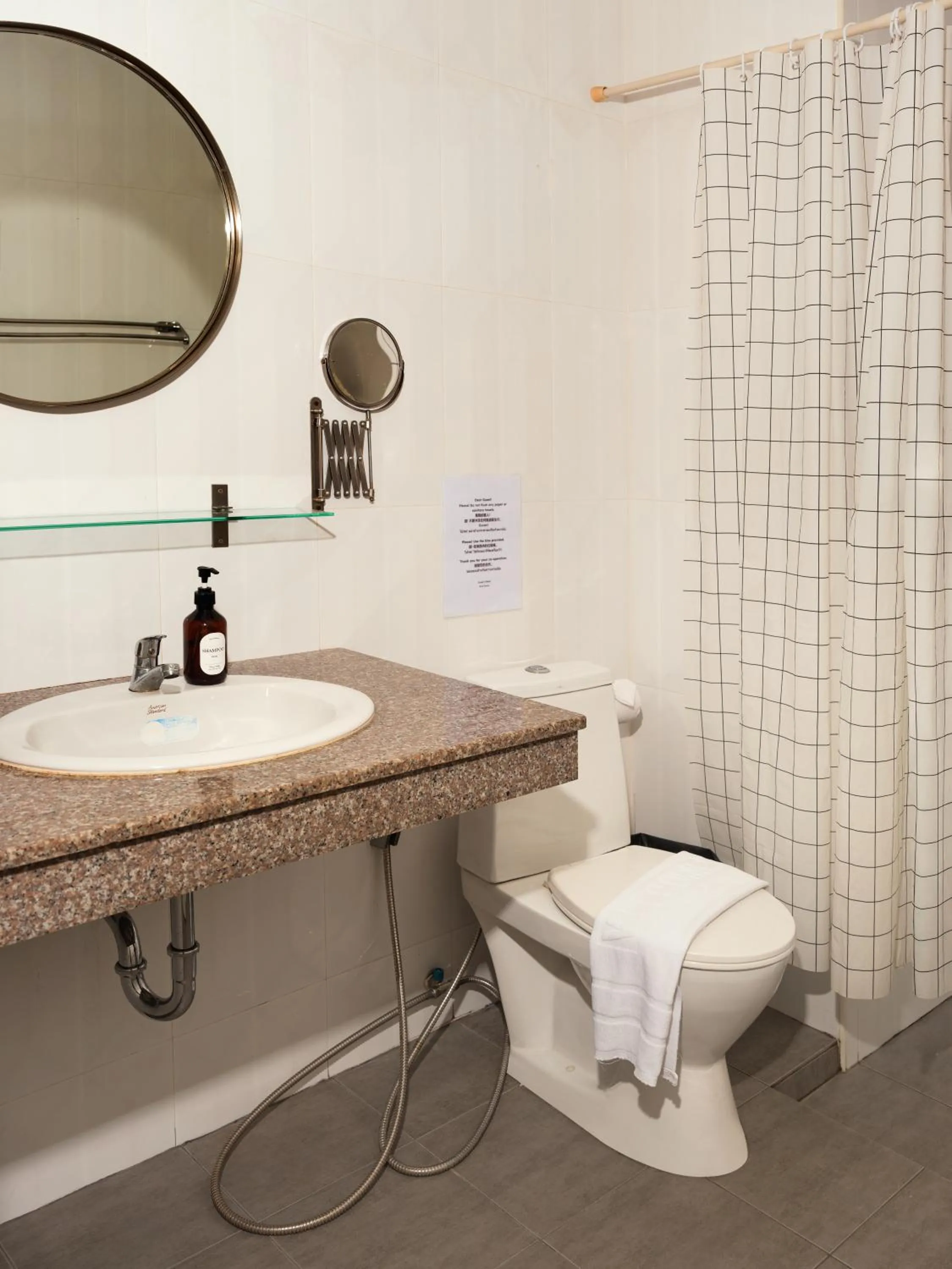 Toilet in Lenny's Koh Samui