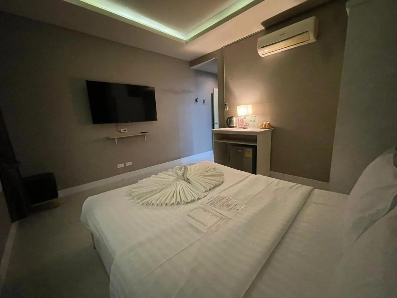 Photo of the whole room, Bed in Lenny's Koh Samui