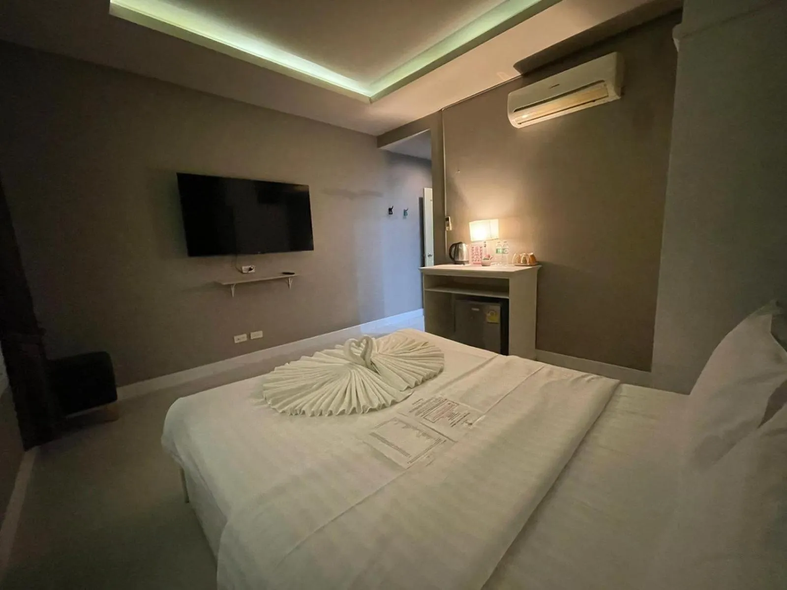 Photo of the whole room, Bed in Lenny's Koh Samui