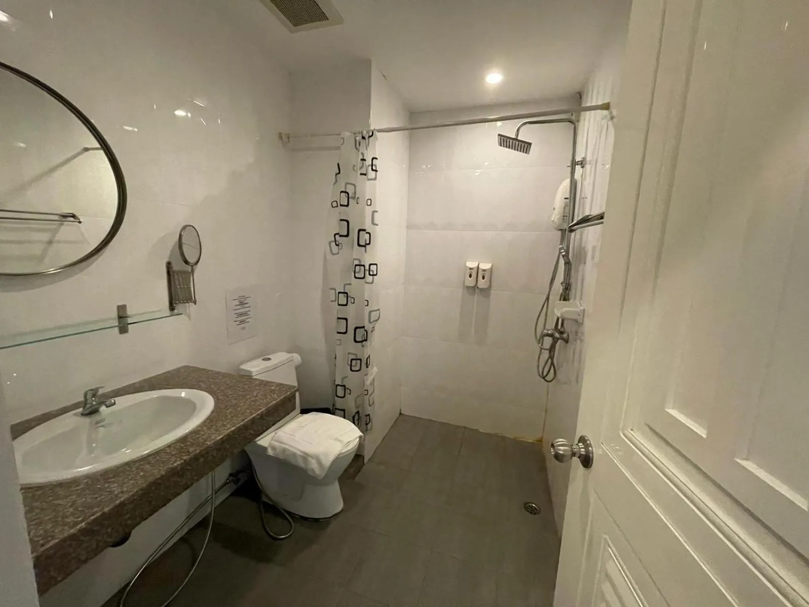 Shower in Lenny's Koh Samui