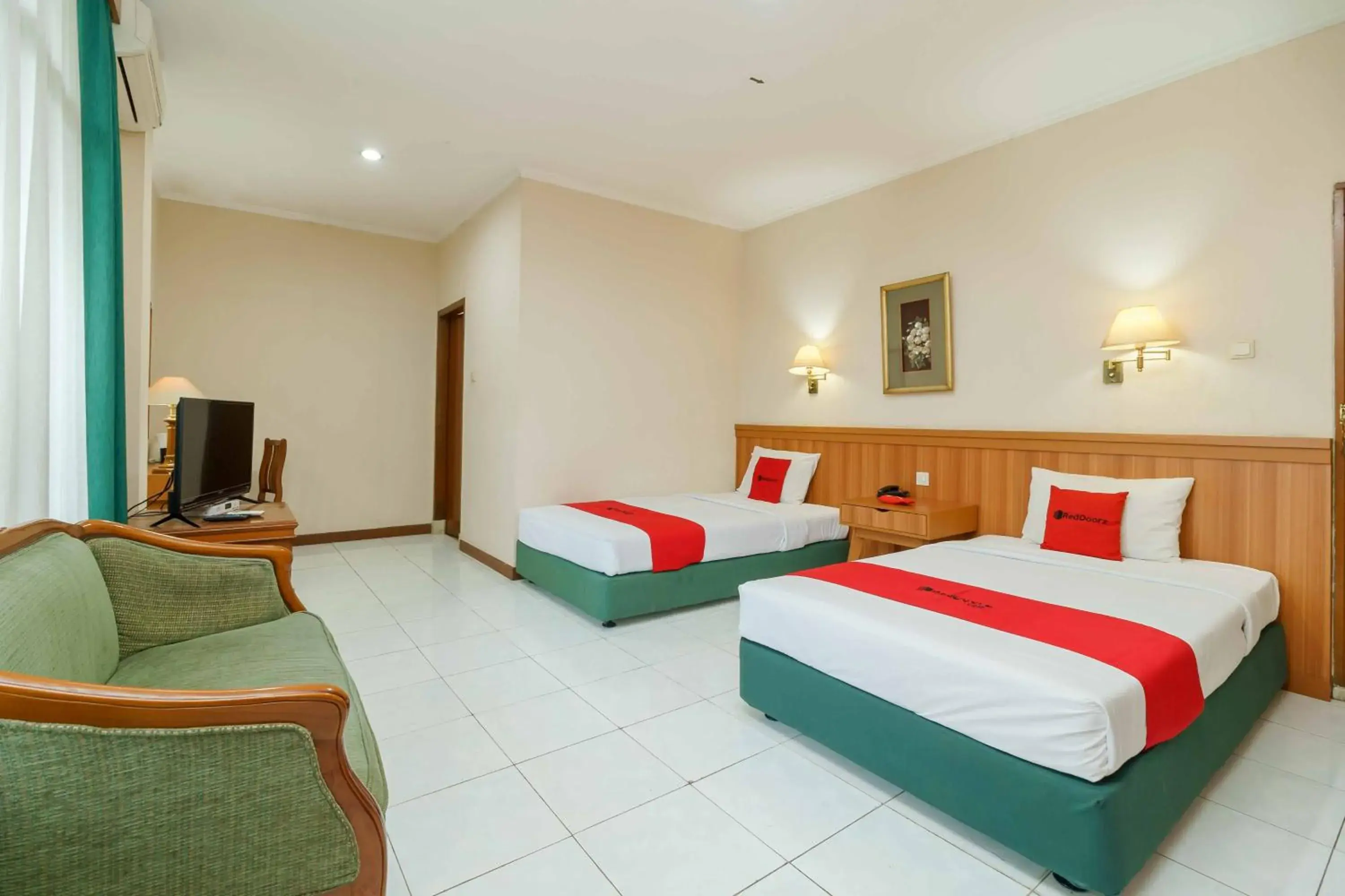 Twin Room in RedDoorz Plus near Kemang Raya Twin Room in RedDoorz Plus near Kemang Raya