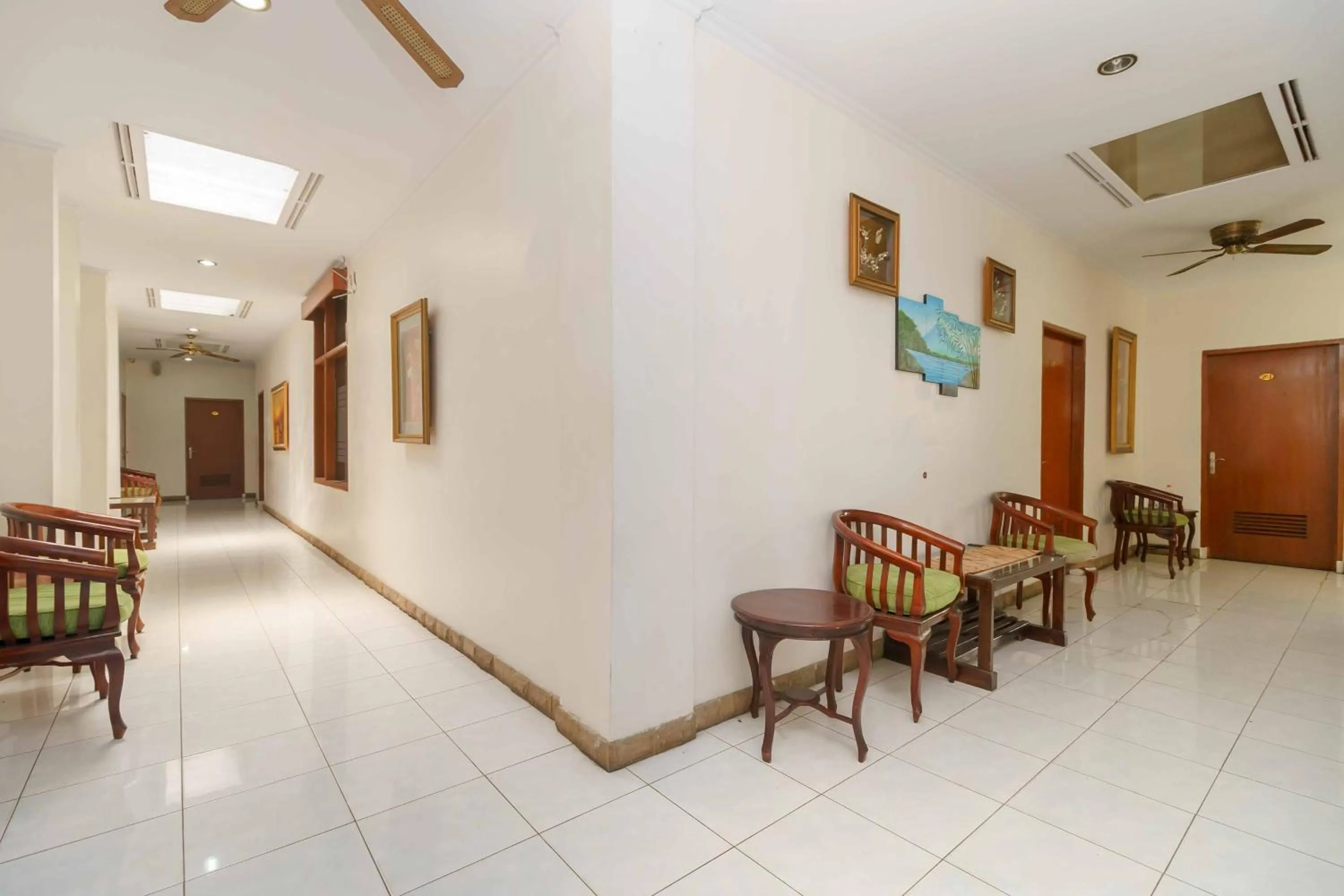 Seating area in RedDoorz Plus near Kemang Raya