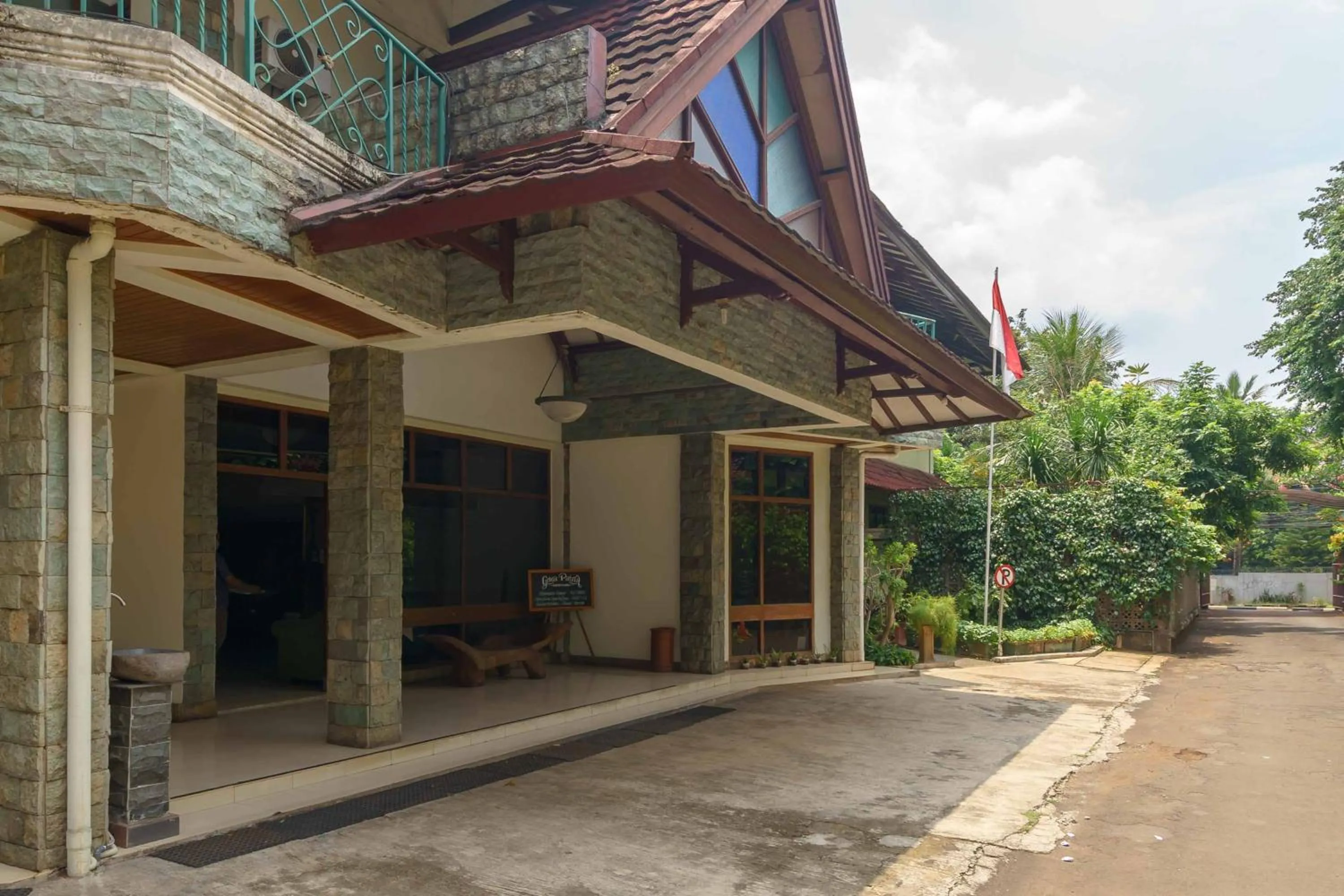 Property building in RedDoorz Plus near Kemang Raya