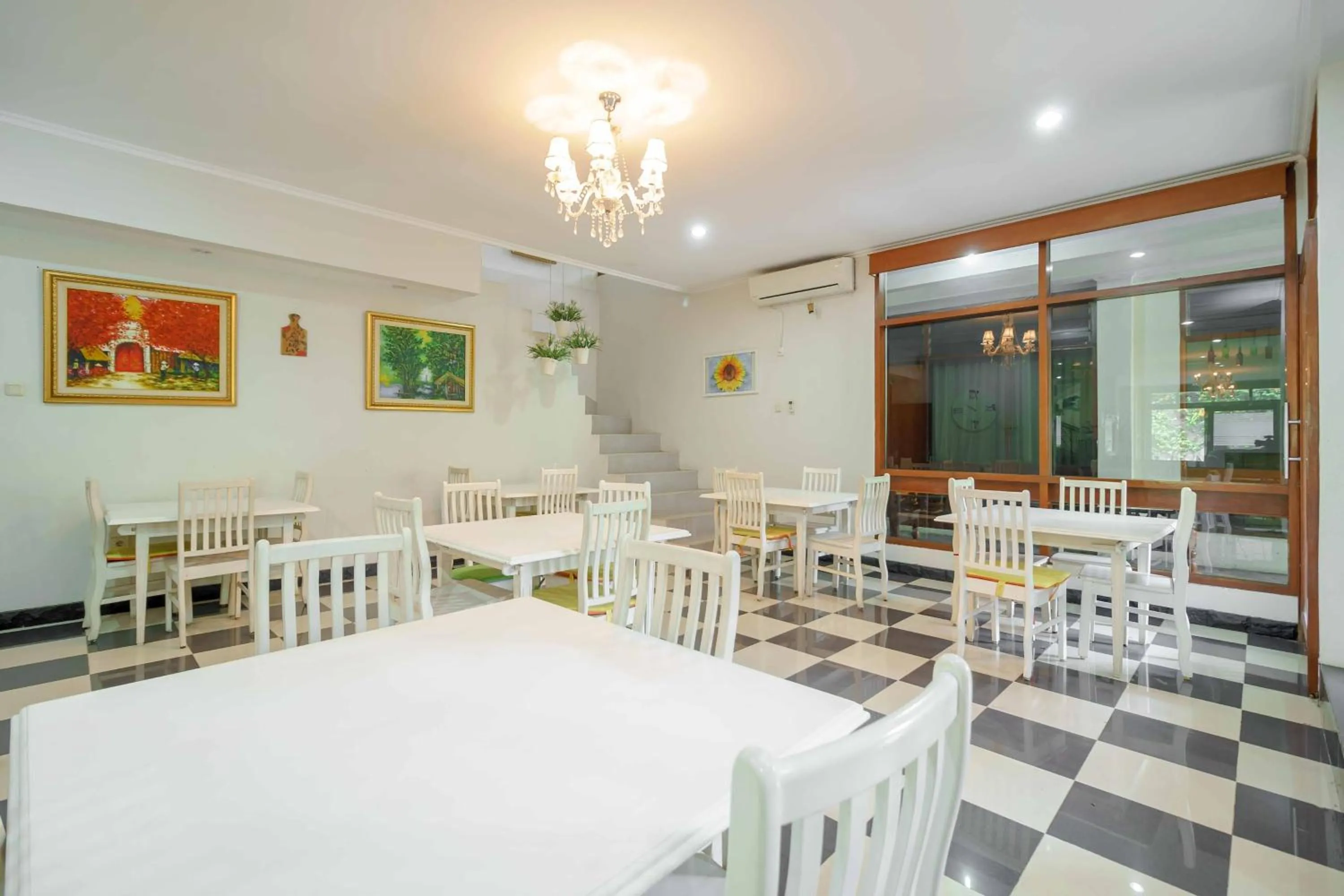 Restaurant/places to eat in RedDoorz Plus near Kemang Raya