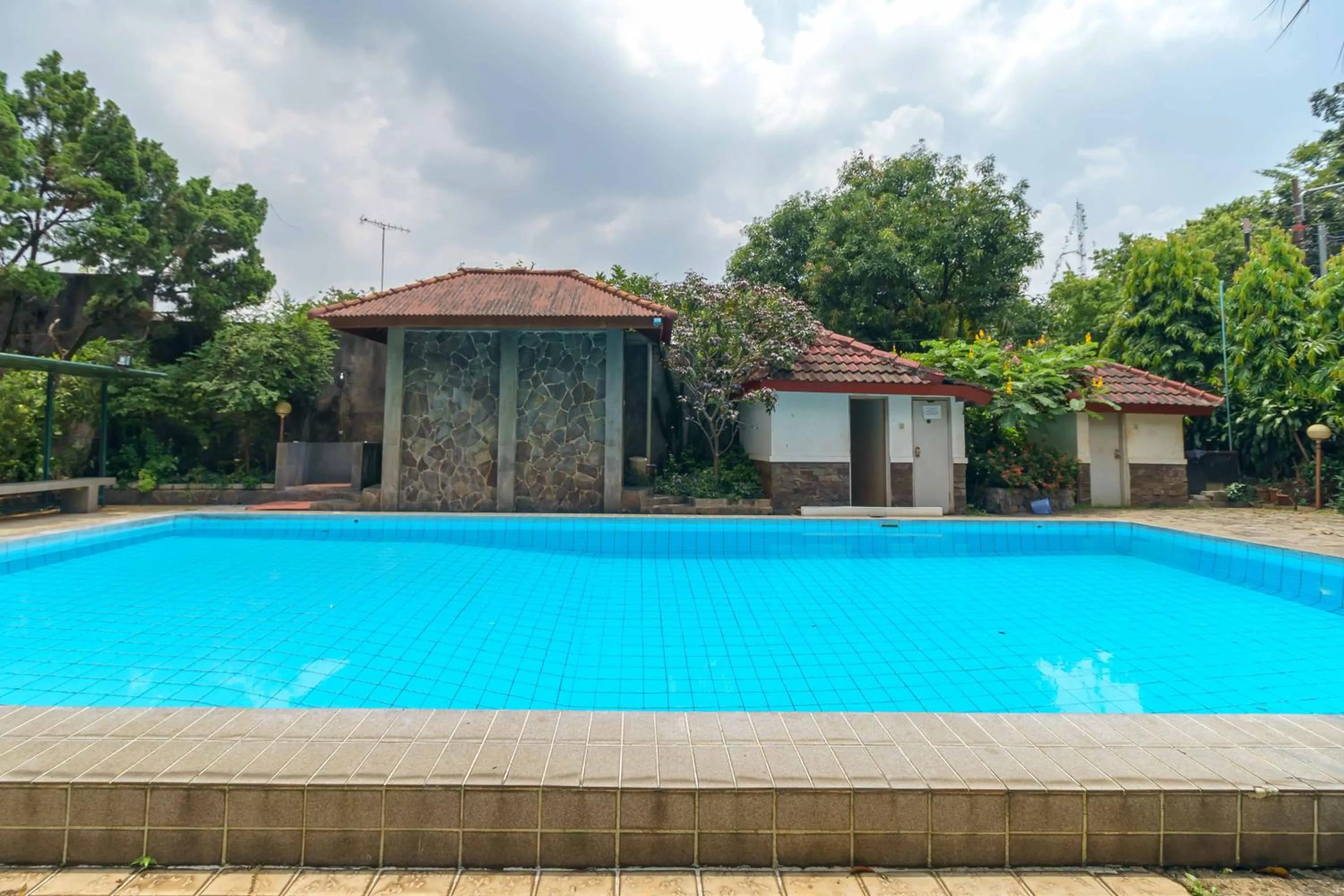 Swimming pool in RedDoorz Plus near Kemang Raya