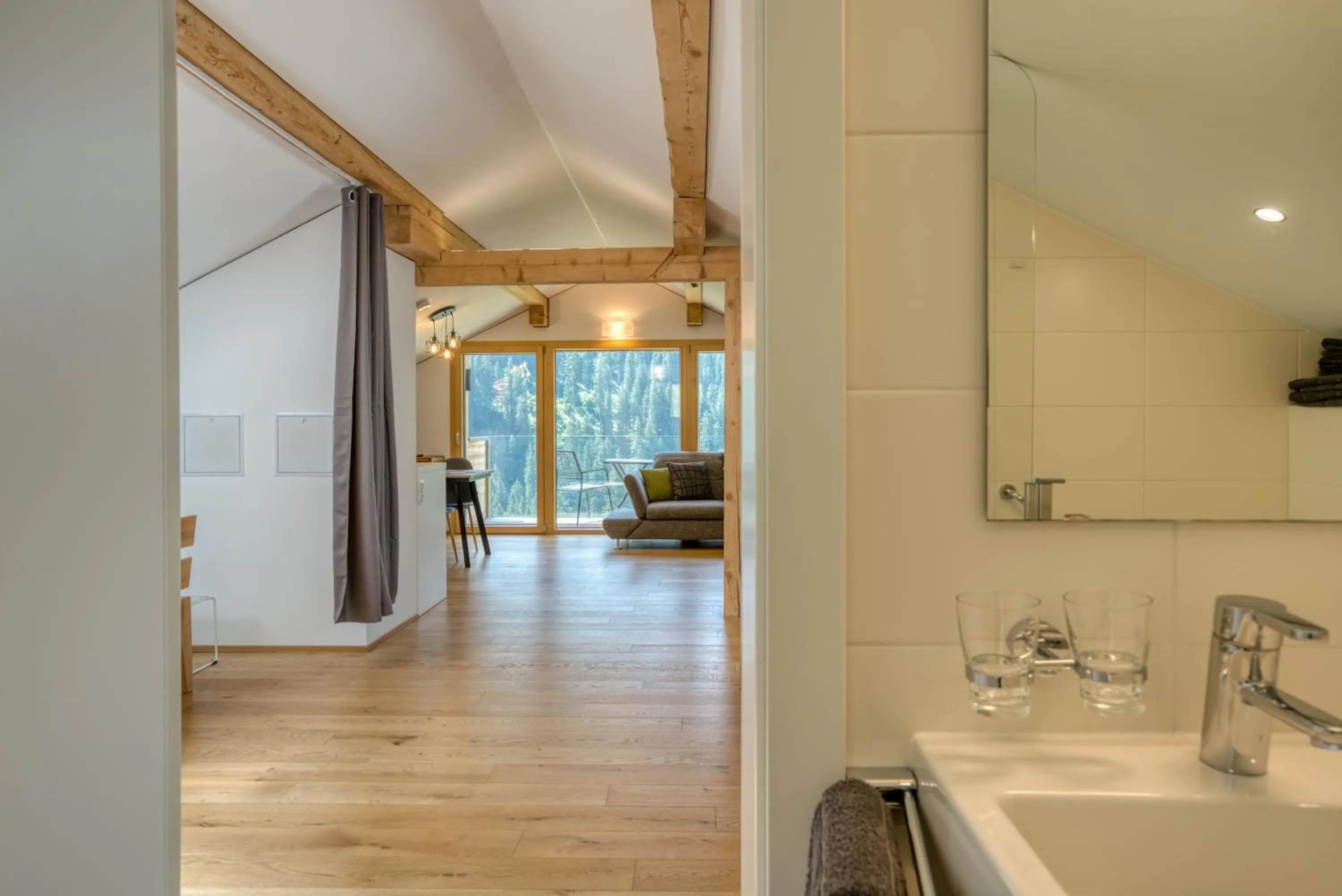 Photo of the whole room in HUS24