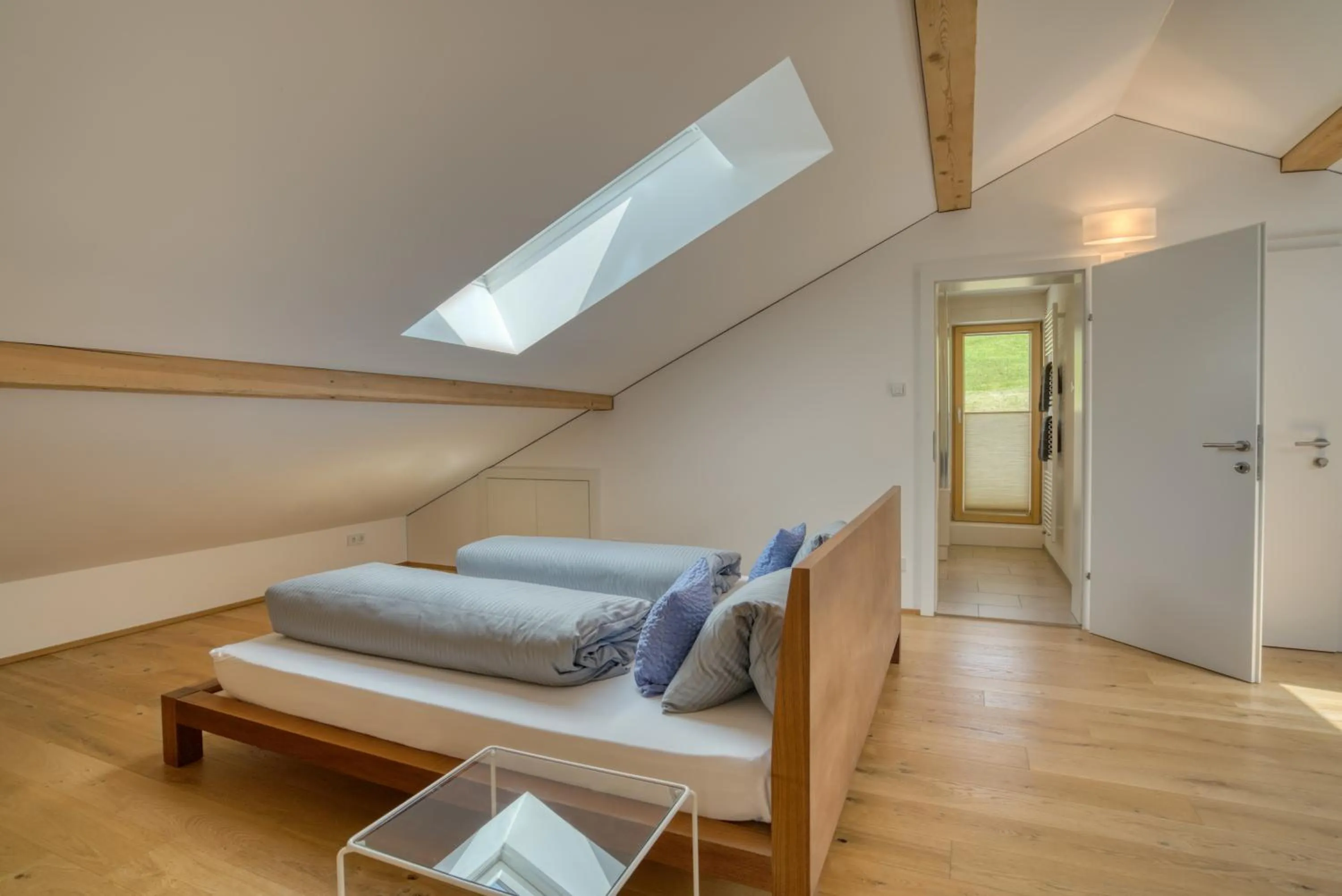 Photo of the whole room in HUS24