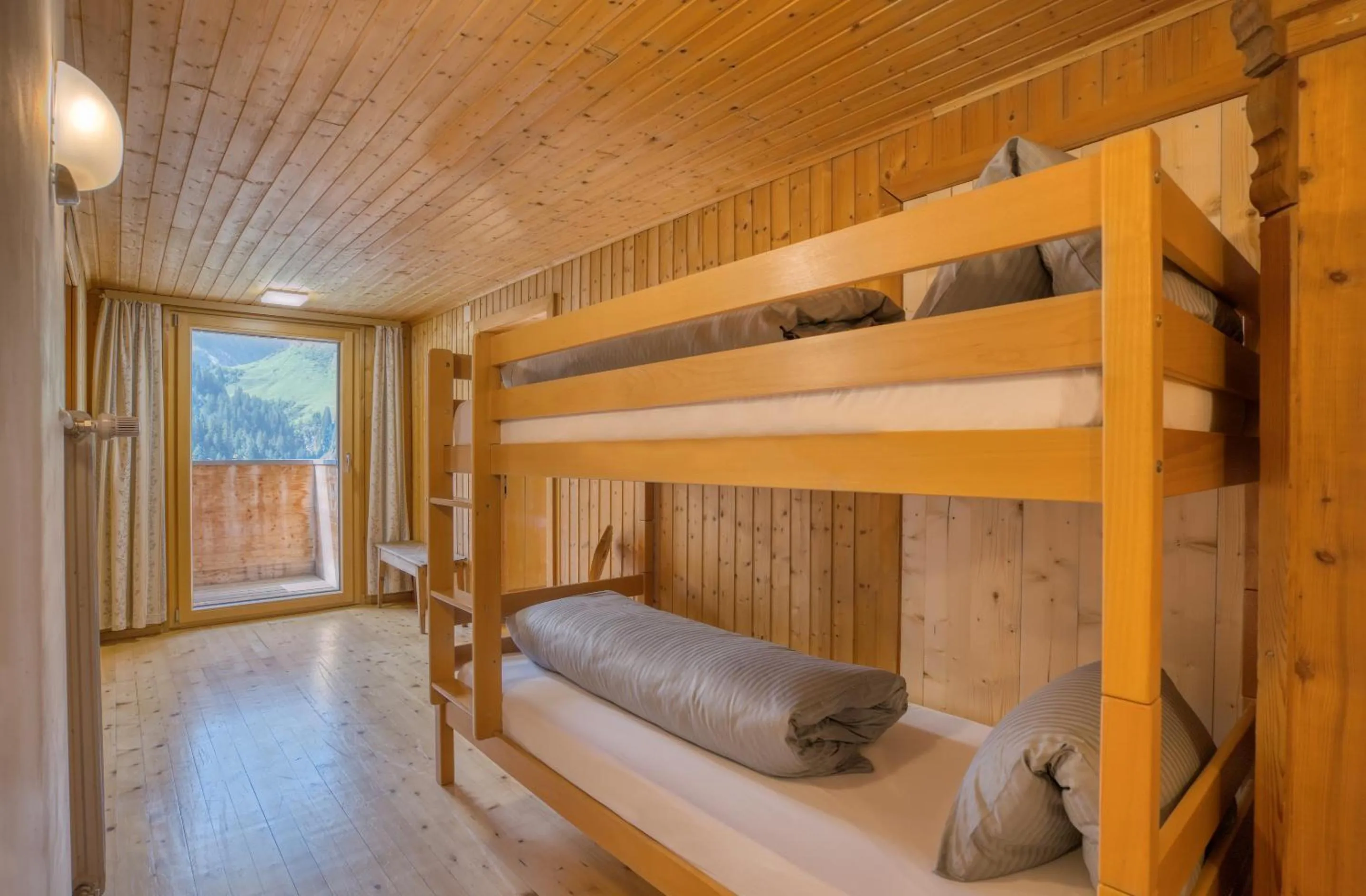 bunk bed, Bed in HUS24