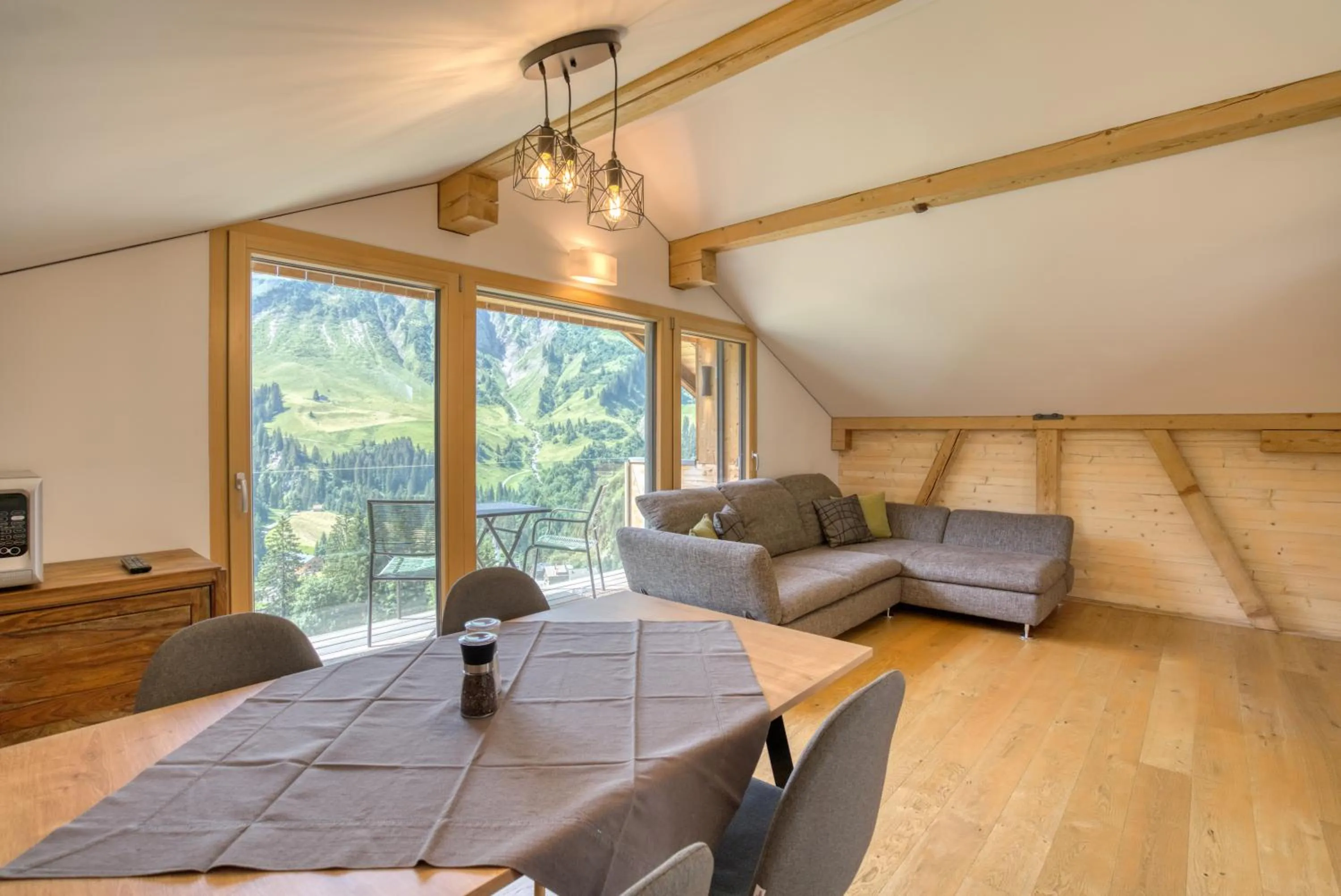 Photo of the whole room in HUS24