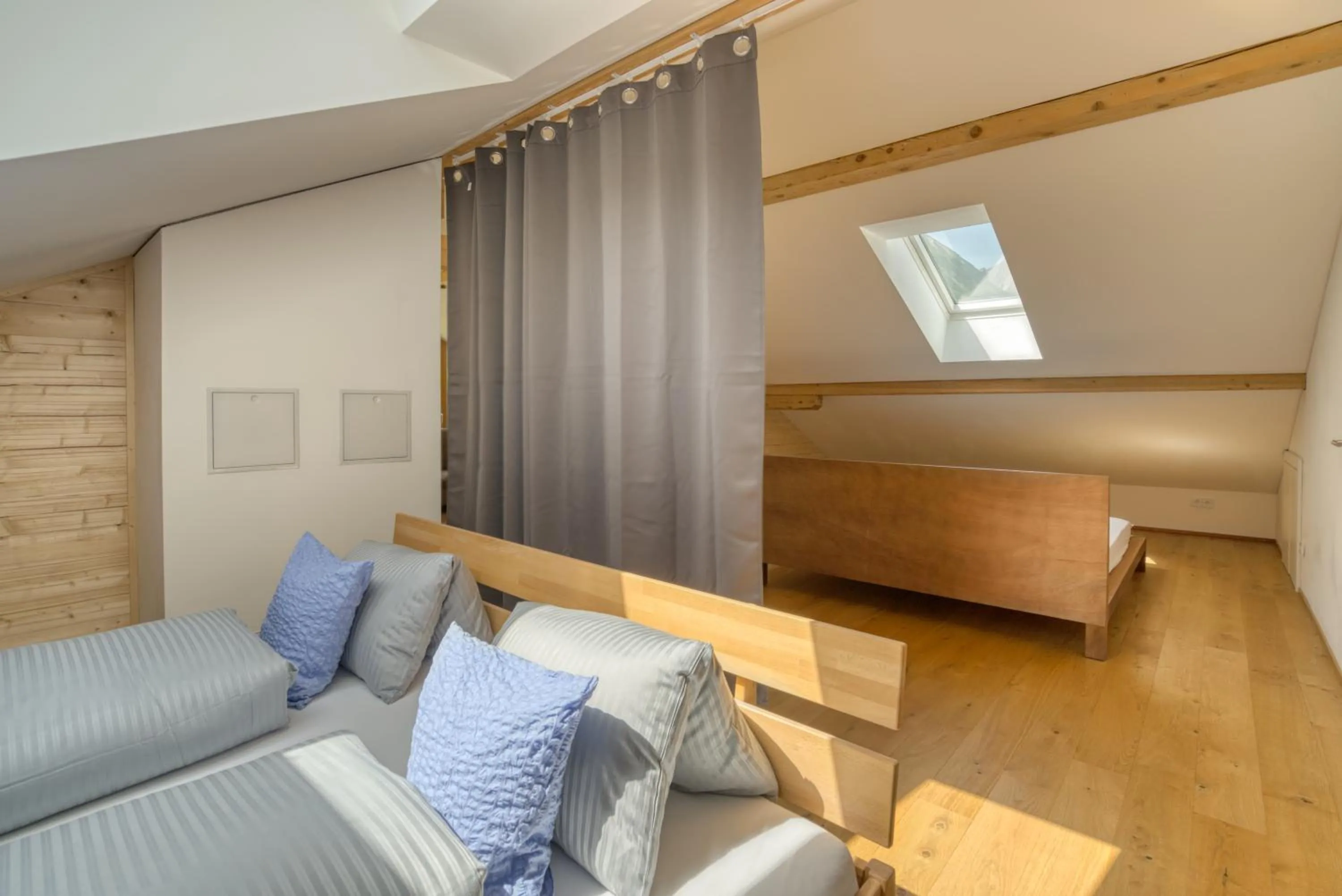 Photo of the whole room in HUS24