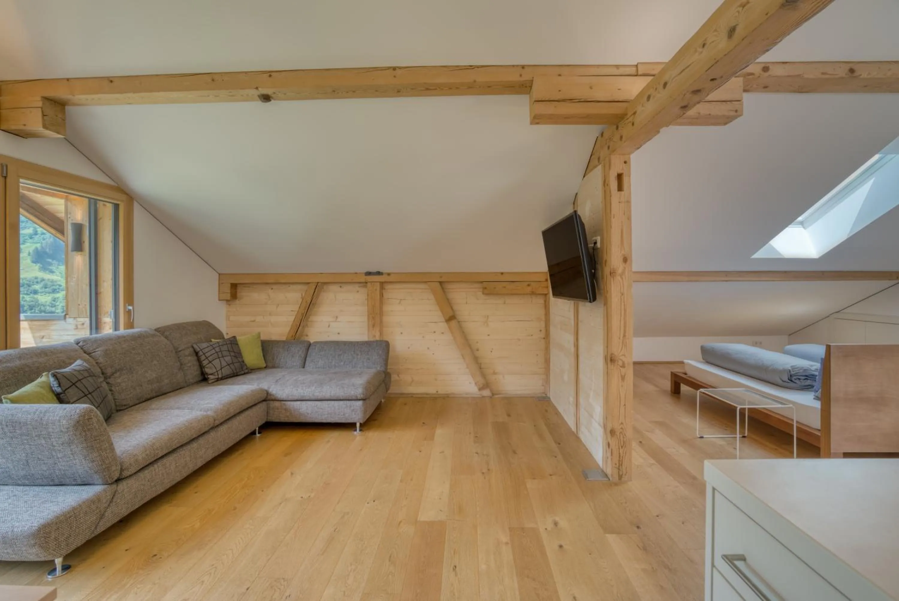 Photo of the whole room in HUS24