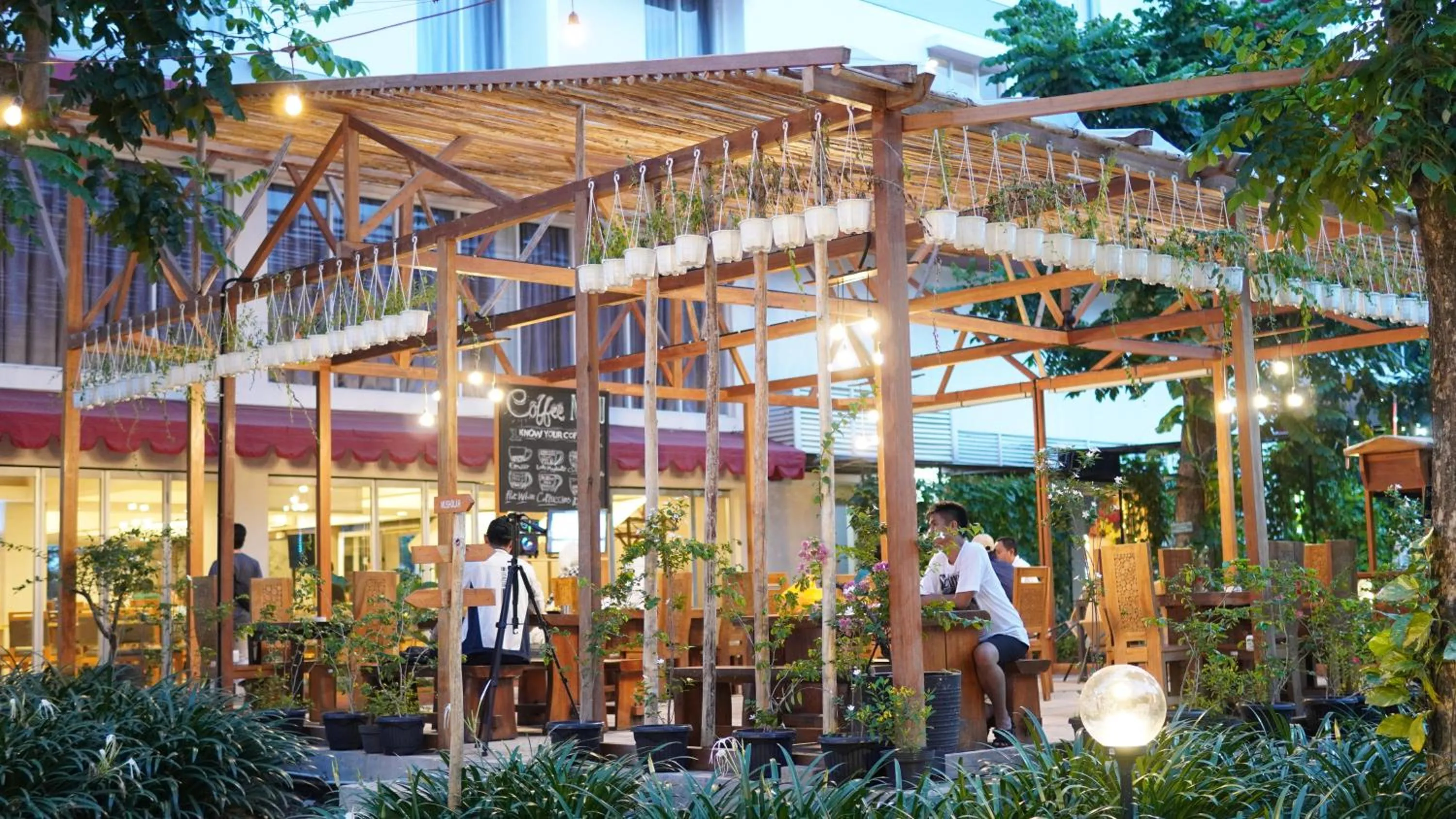 Restaurant/places to eat in Metland Hotel Cirebon