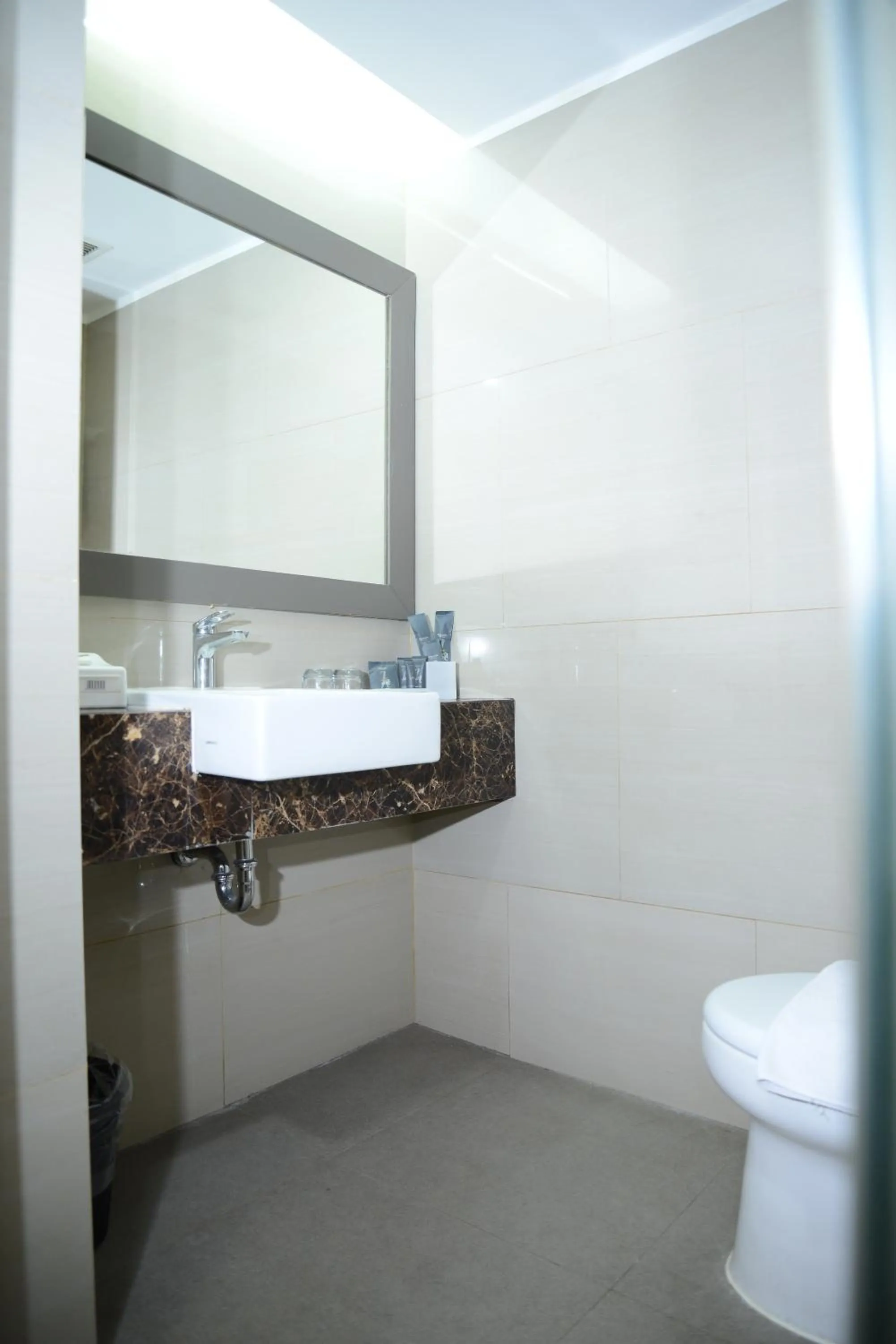 Toilet in Metland Hotel Cirebon