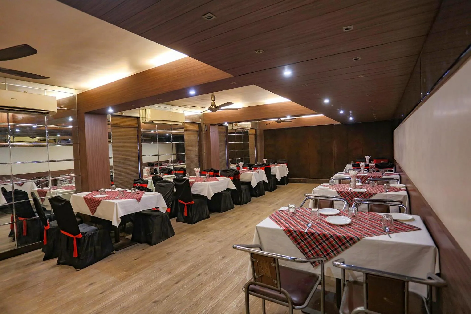 Restaurant/places to eat in FabHotel Surya
