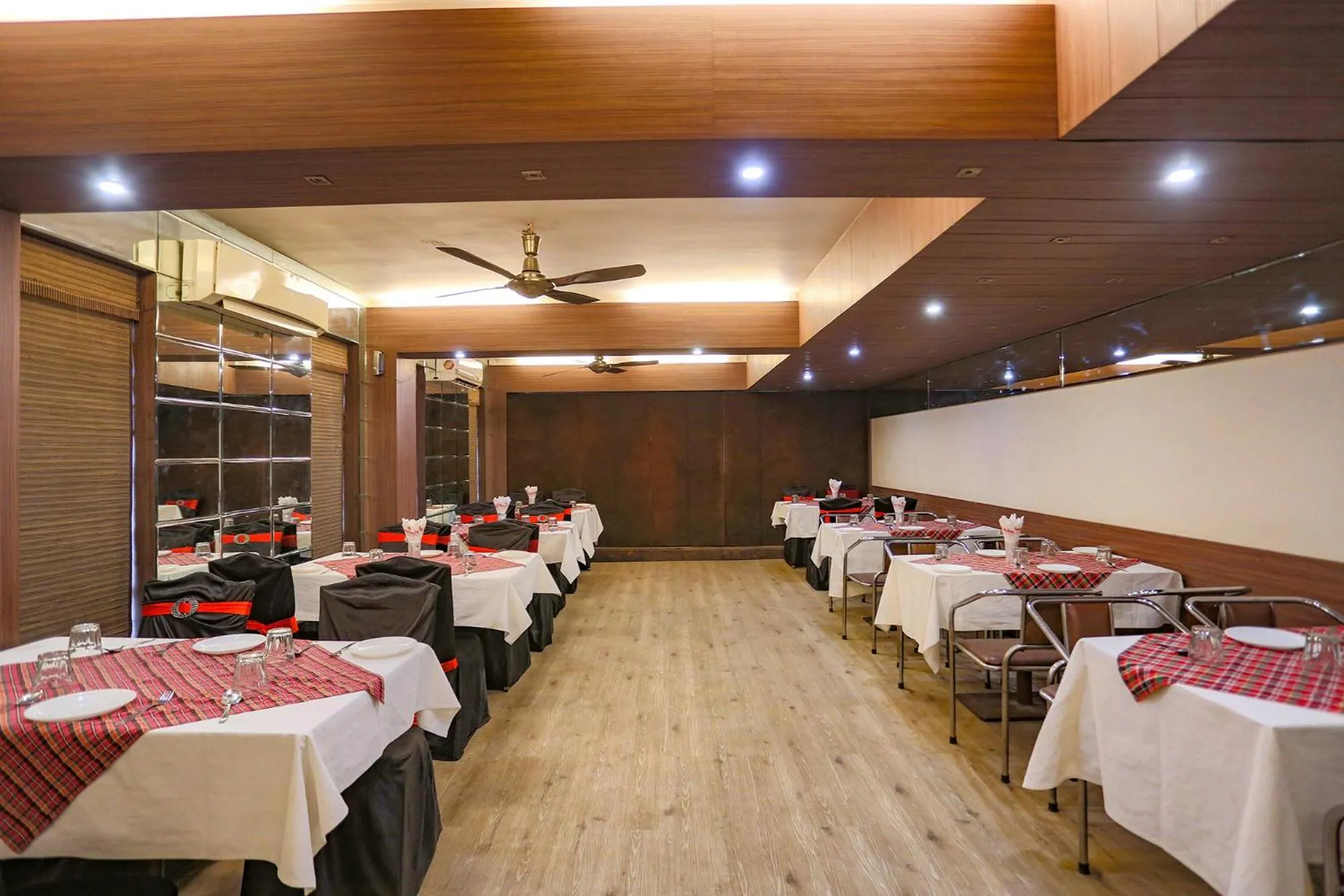 Restaurant/places to eat in FabHotel Surya