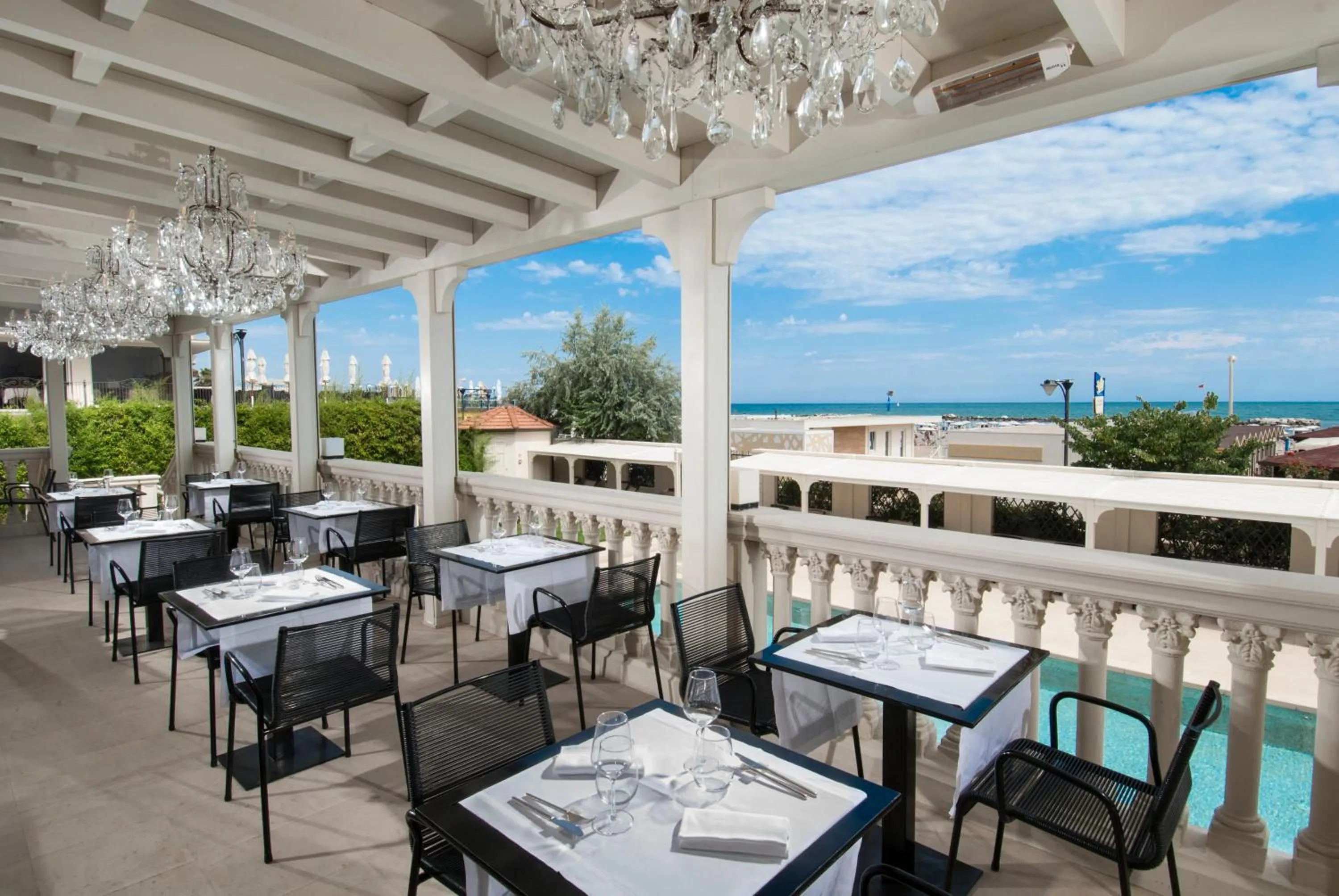 Restaurant/places to eat in Hotel Carducci 76