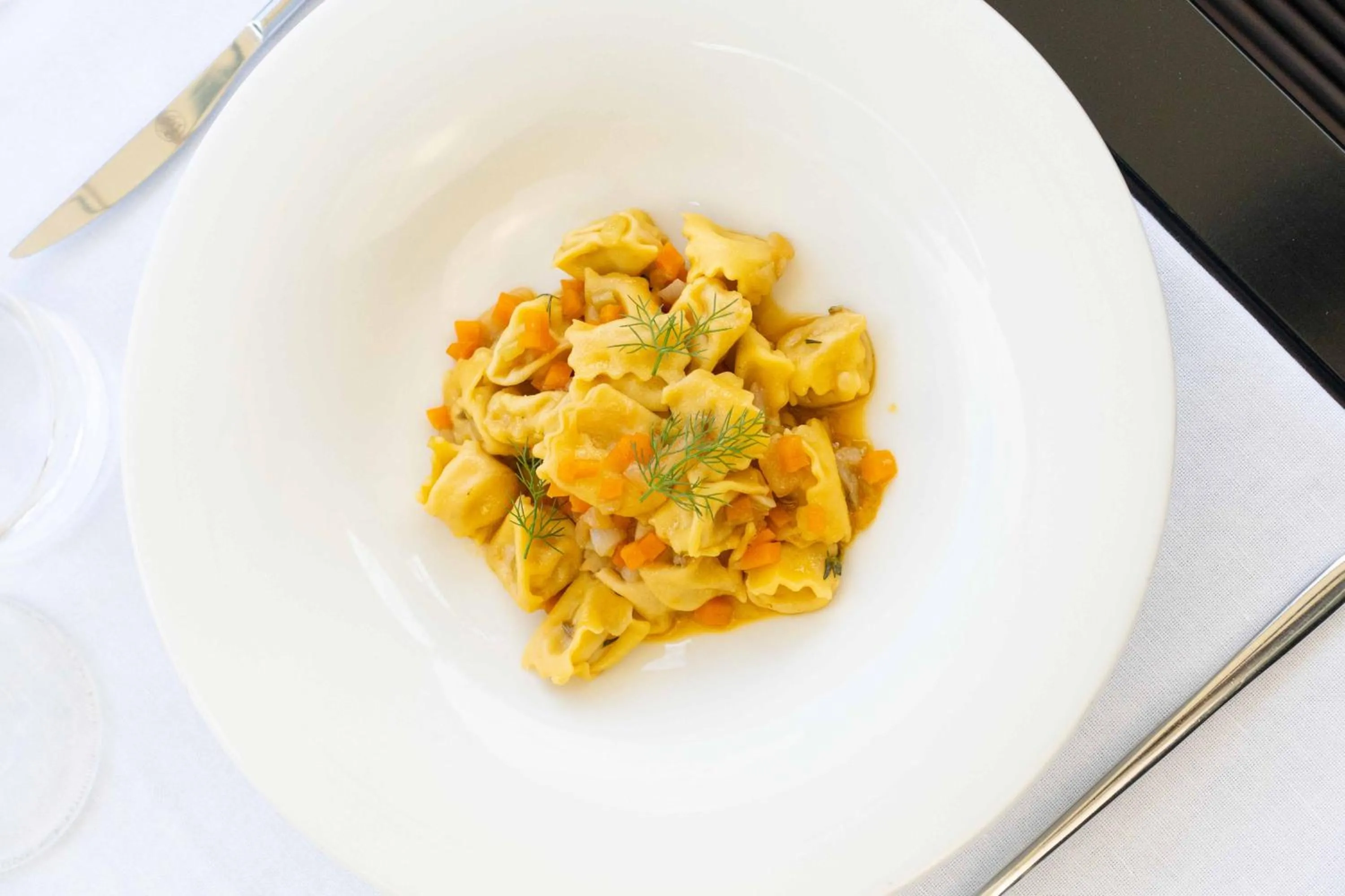 Restaurant/places to eat in Hotel Carducci 76