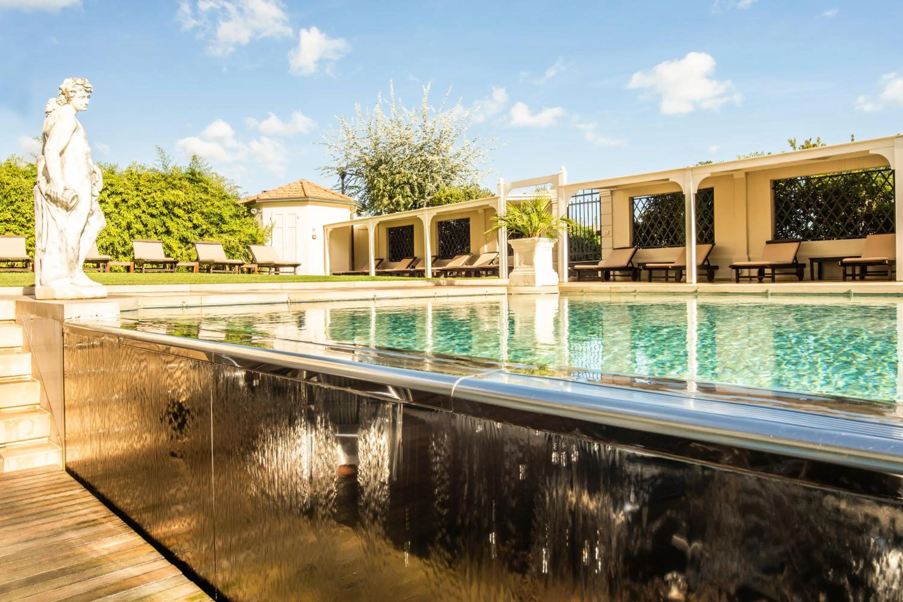 Swimming pool in Hotel Carducci 76