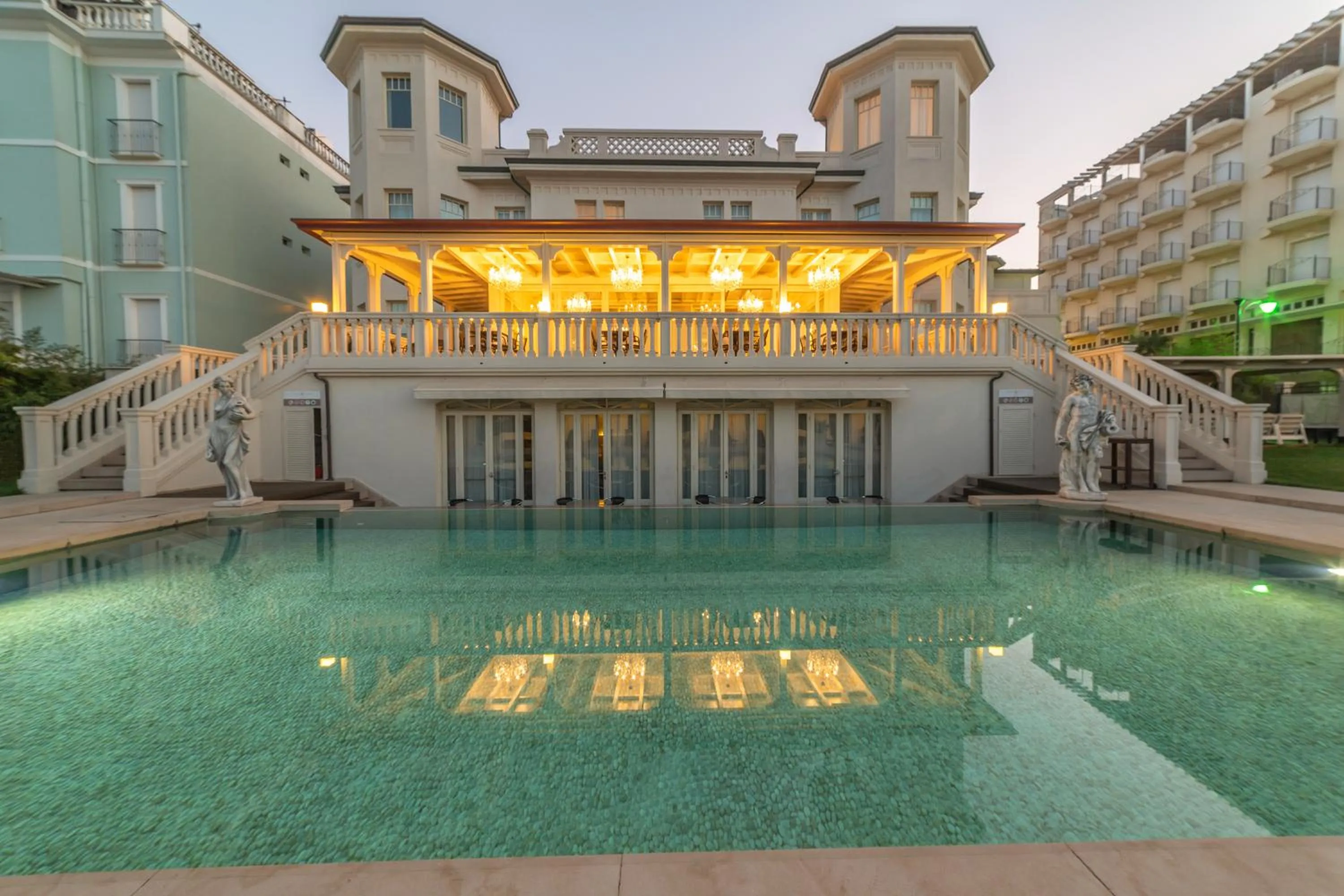 Swimming pool in Hotel Carducci 76