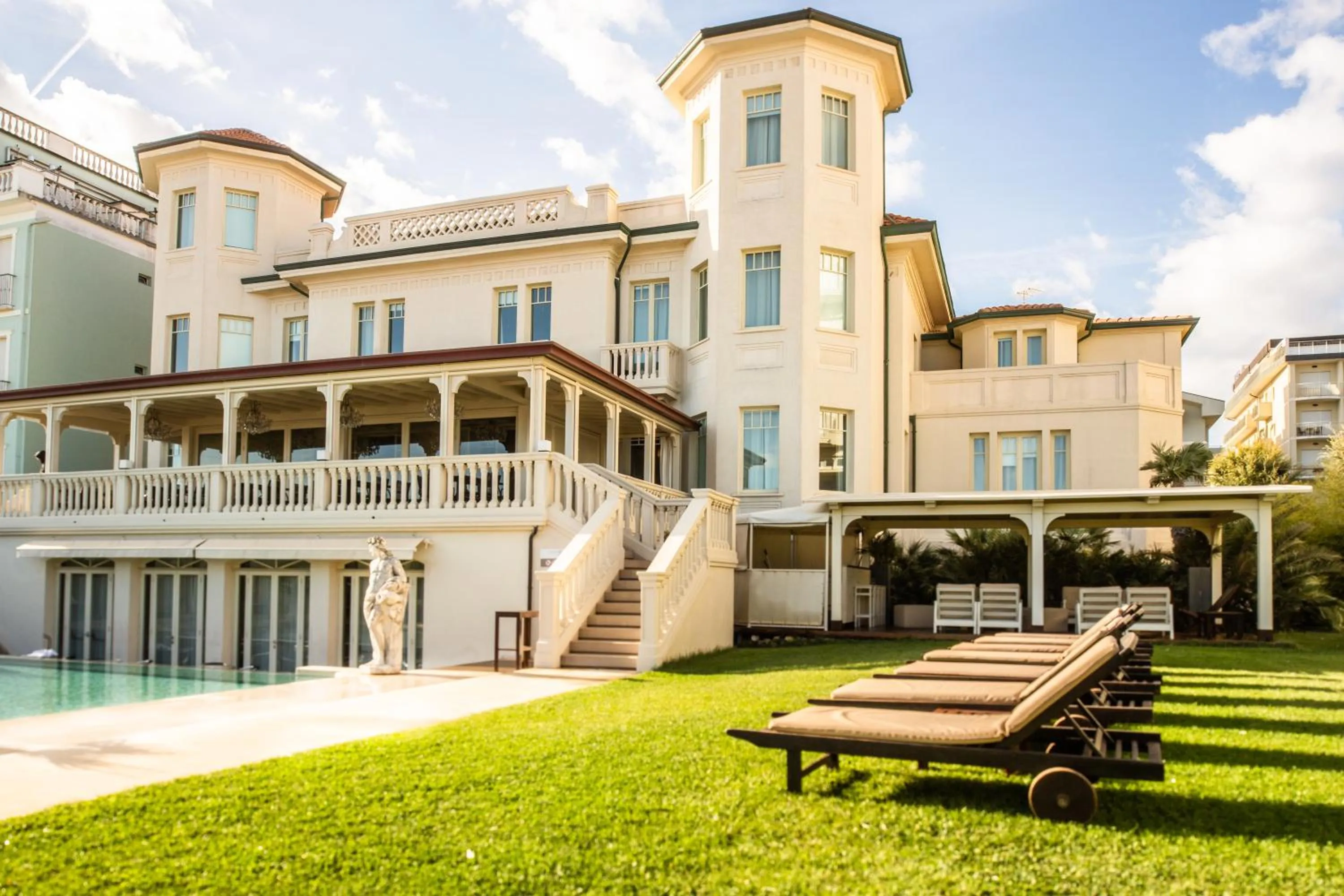 Property building in Hotel Carducci 76