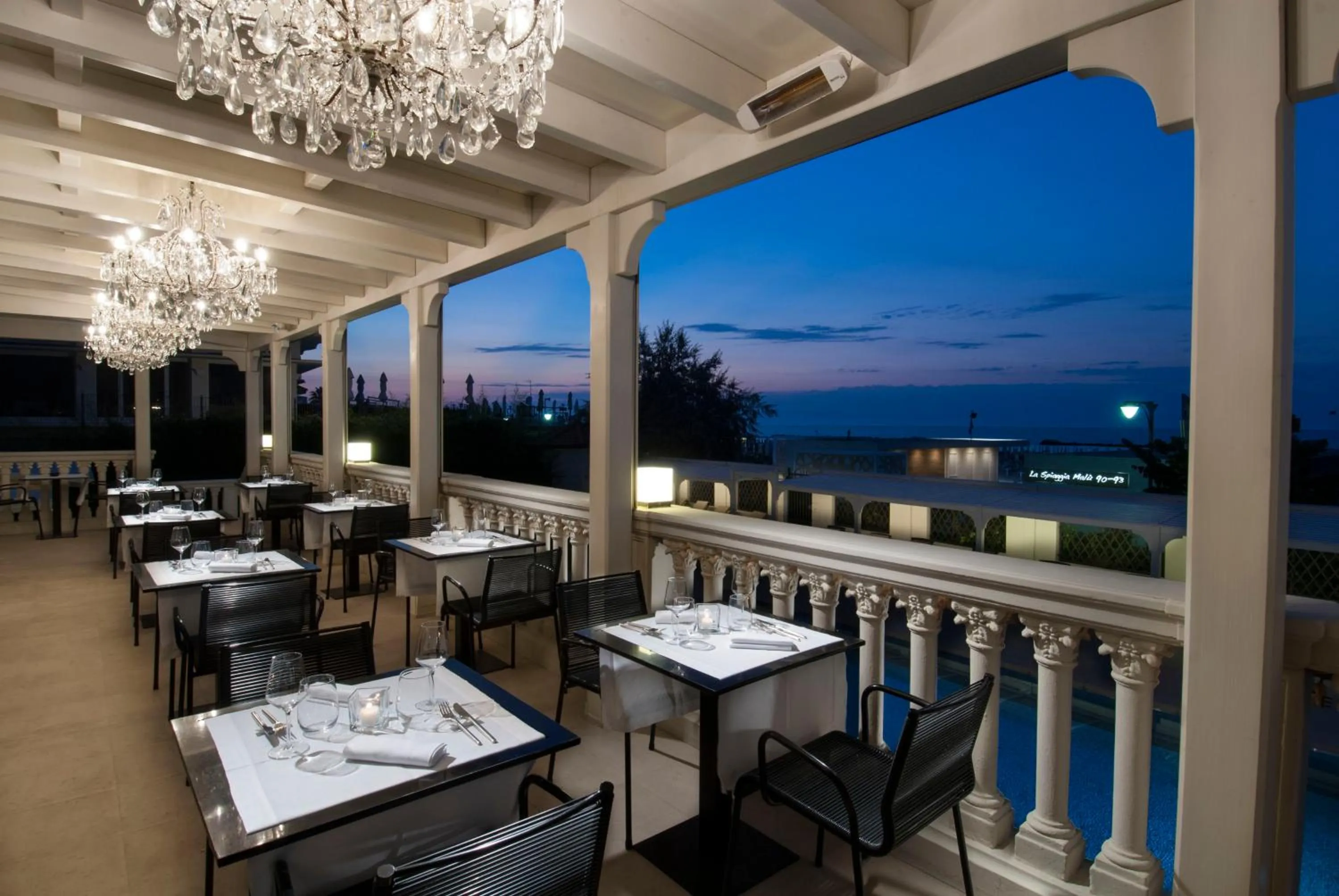 Restaurant/places to eat in Hotel Carducci 76