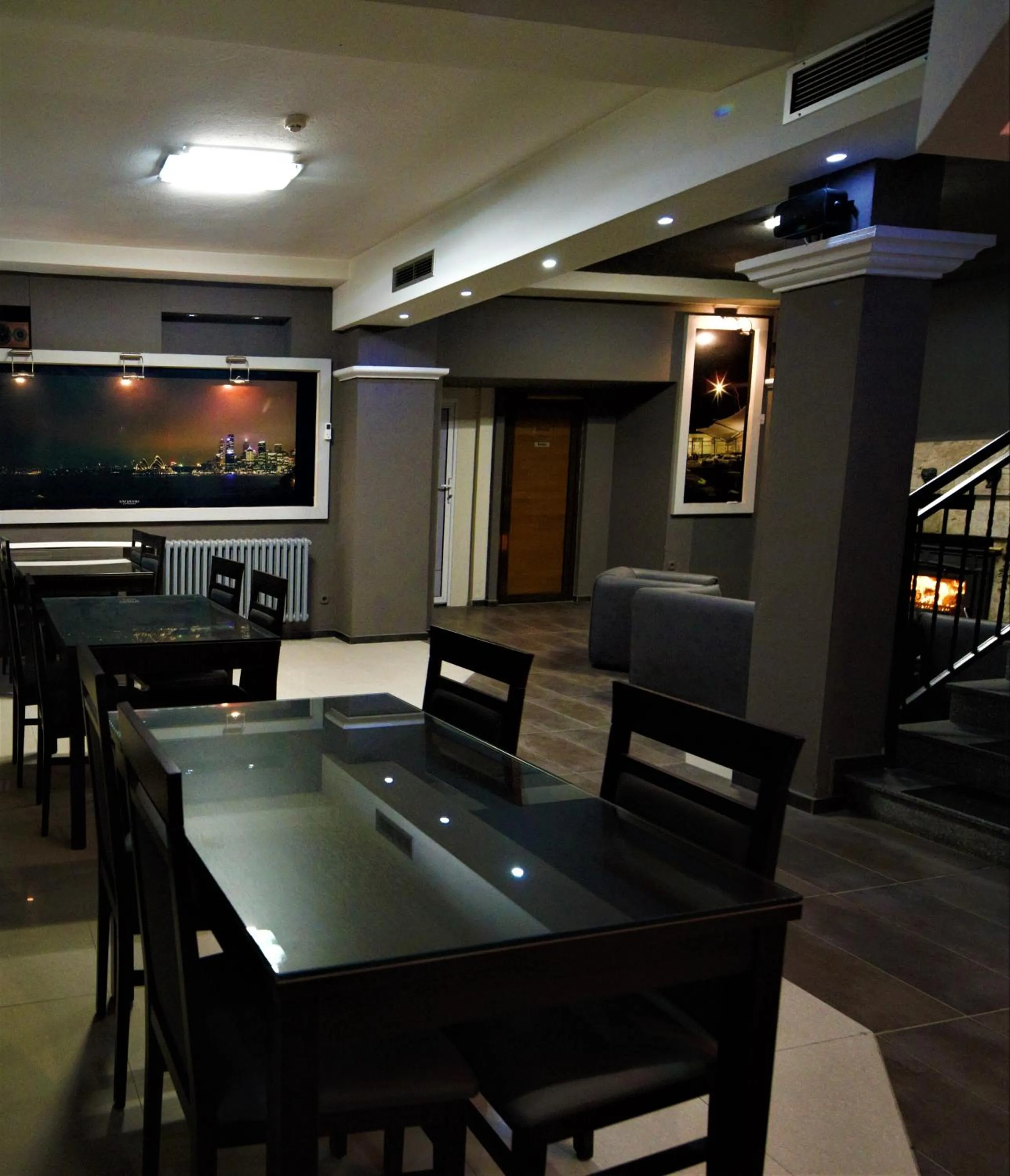 Restaurant/places to eat in Hotel Ambasador