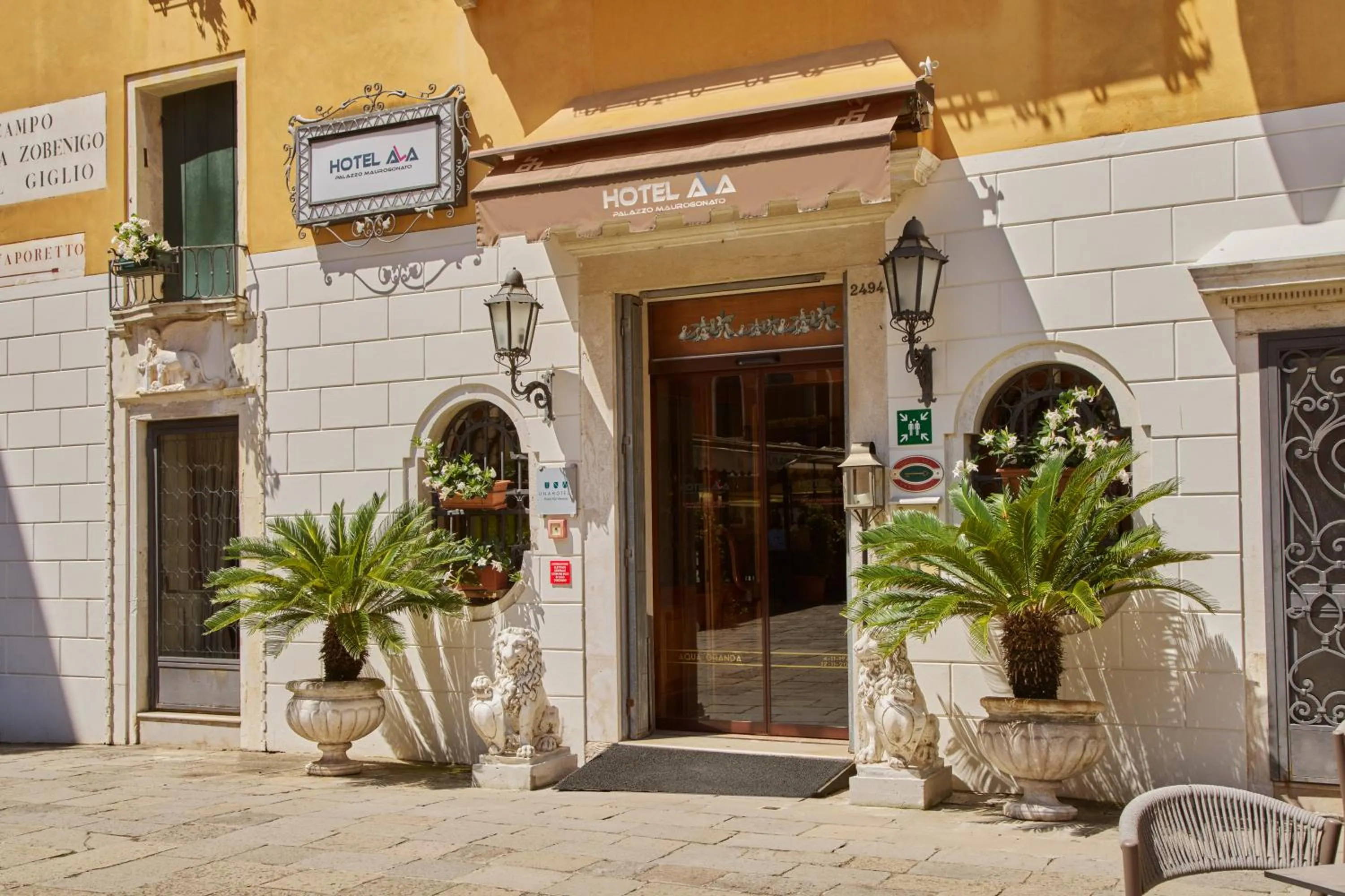 Facade/entrance in UNAHOTELS Ala Venezia-Adults 16