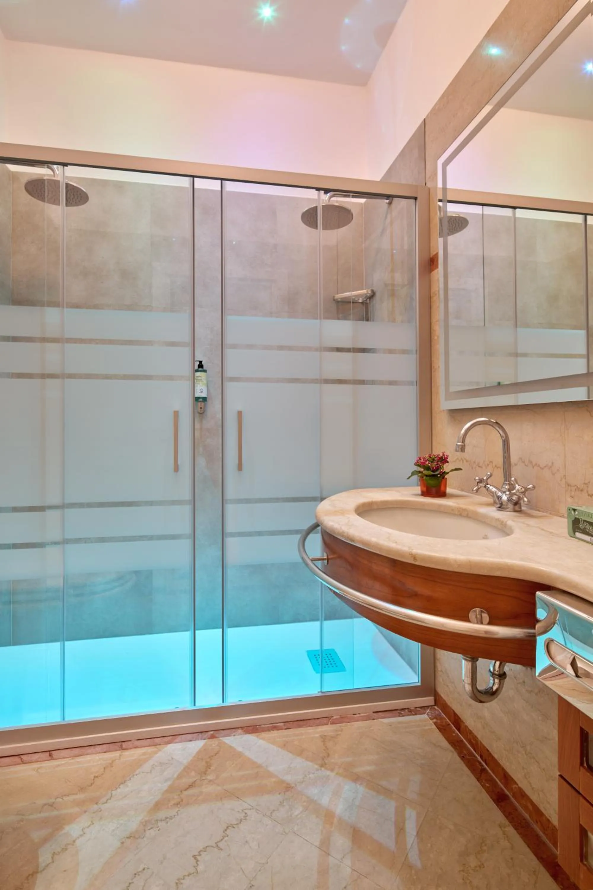 Shower in UNAHOTELS Ala Venezia-Adults 16