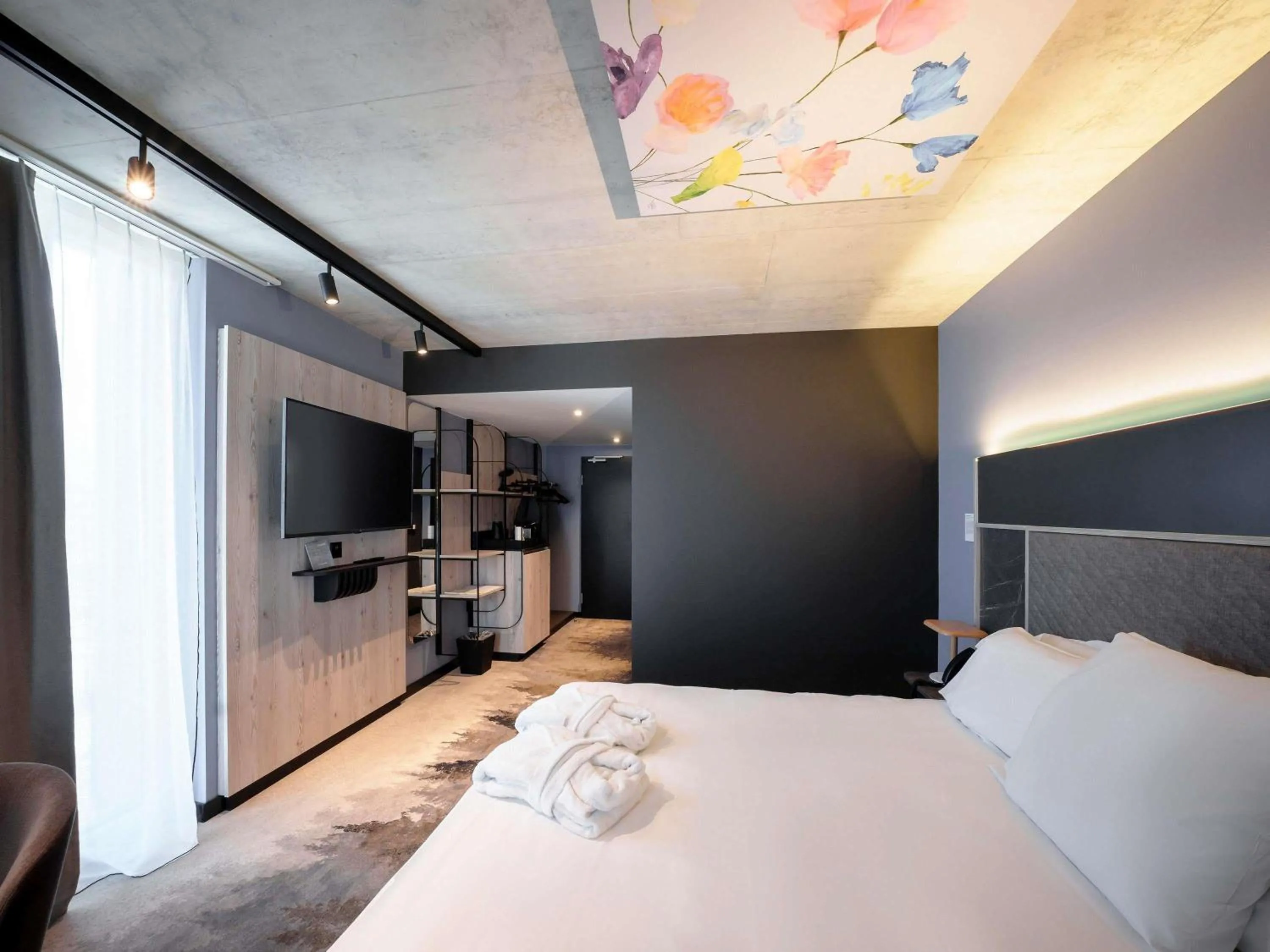 Bedroom, Bed in Mercure Hotel Delémont