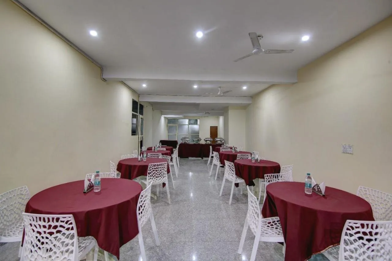 Restaurant/places to eat in Hotel Premier Noida 135