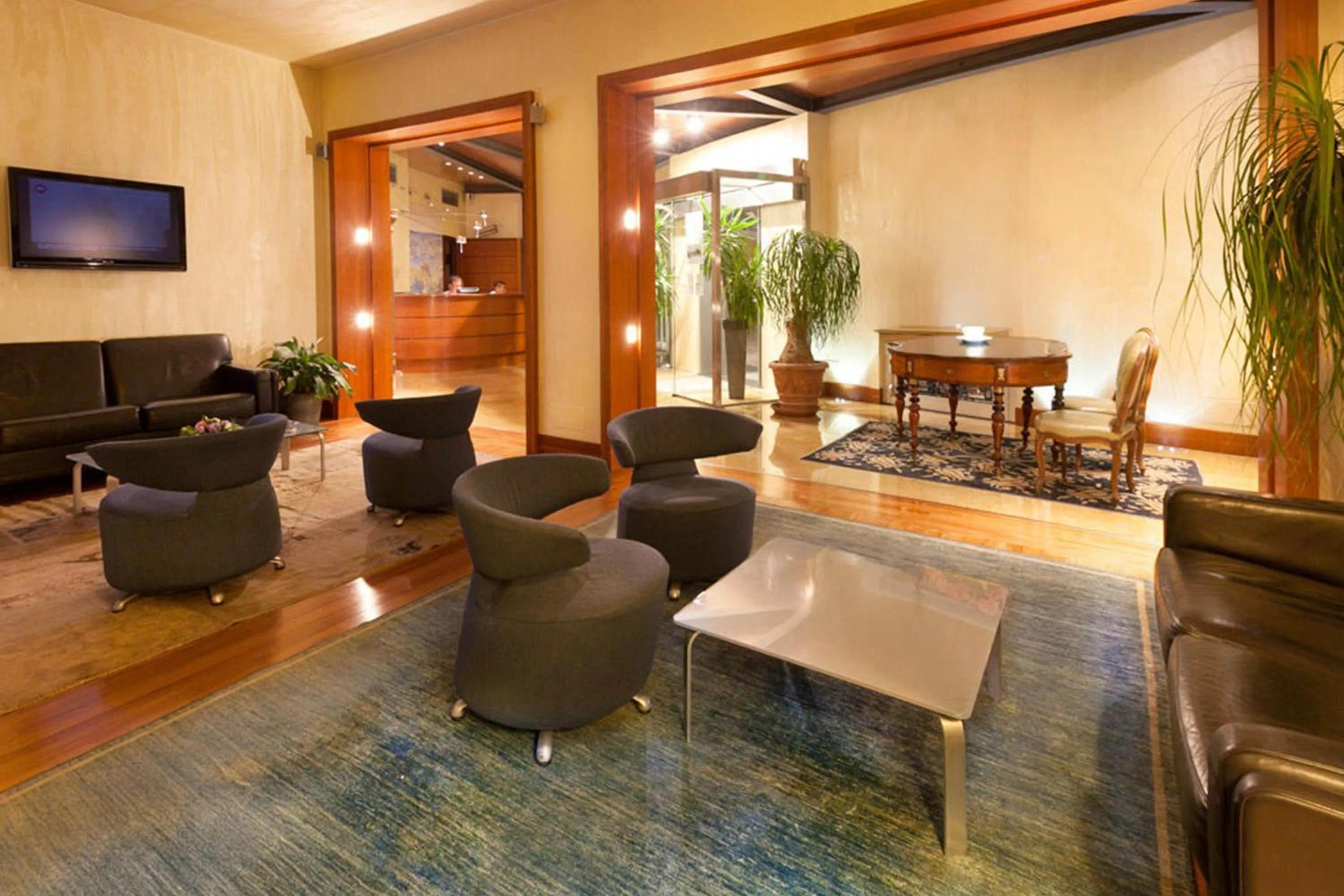 Lobby or reception in B&B HOTEL Imperia Rossini al Teatro